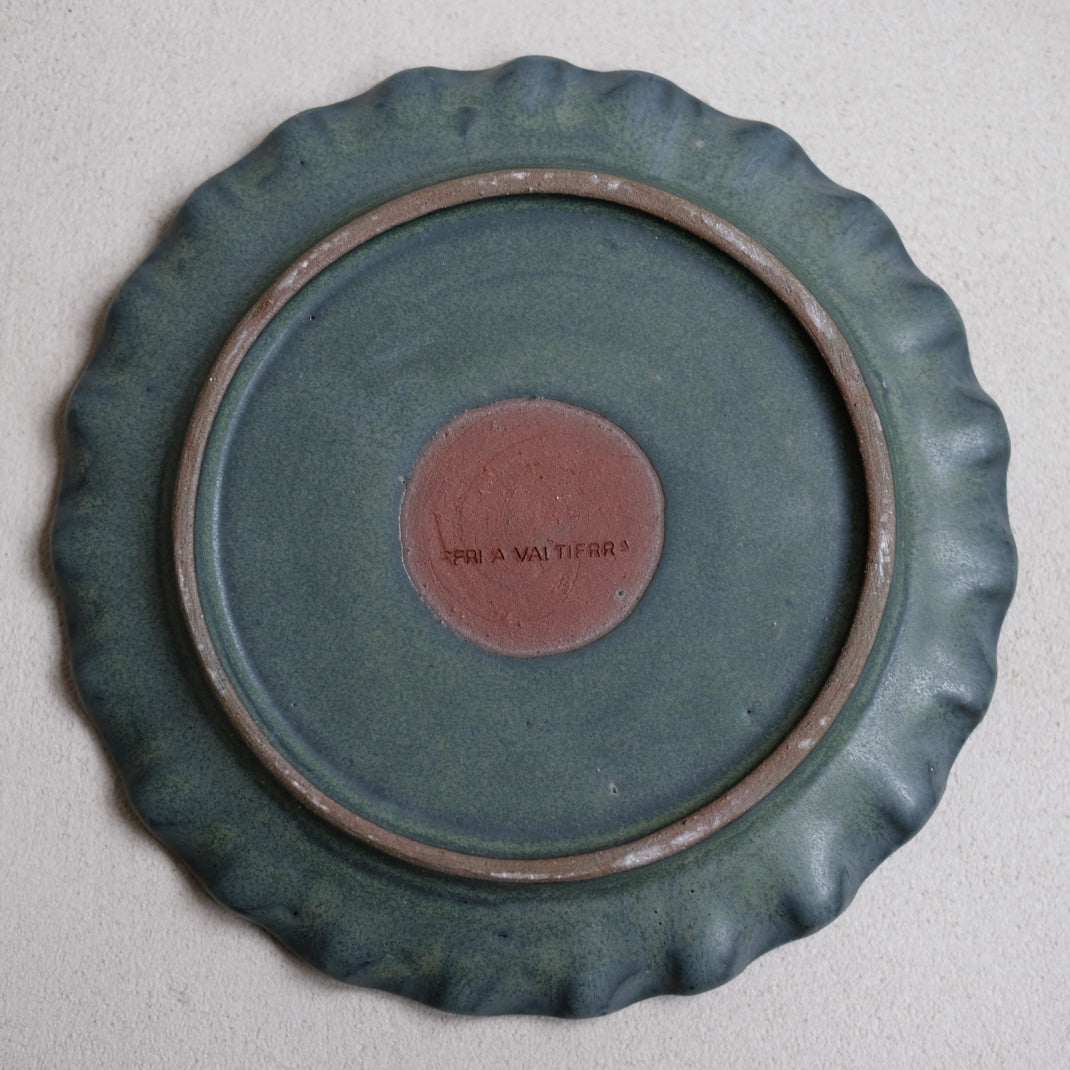 Les assiettes Lola vertes de Perla Valtierra Chez Brutal Ceramics