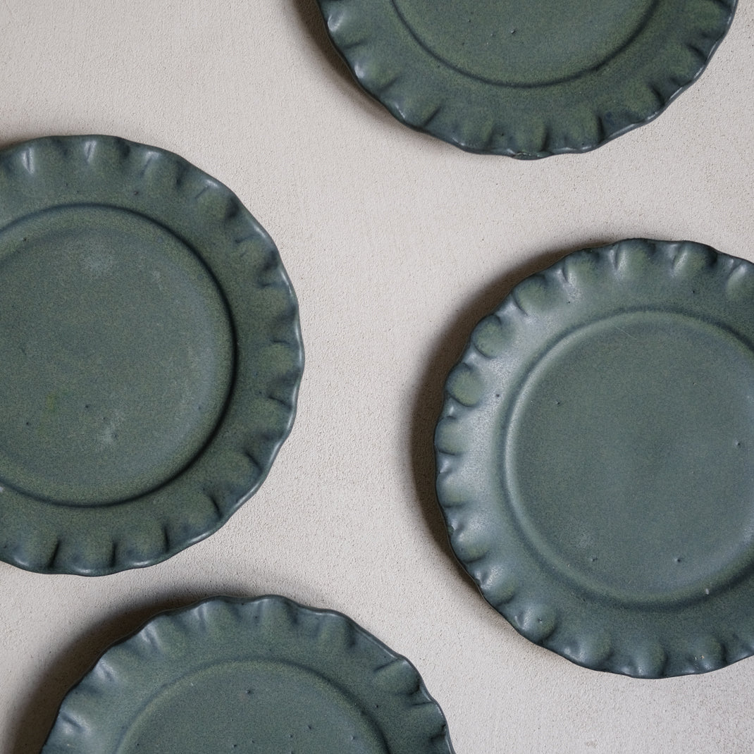 Les assiettes Lola vertes de Perla Valtierra Chez Brutal Ceramics