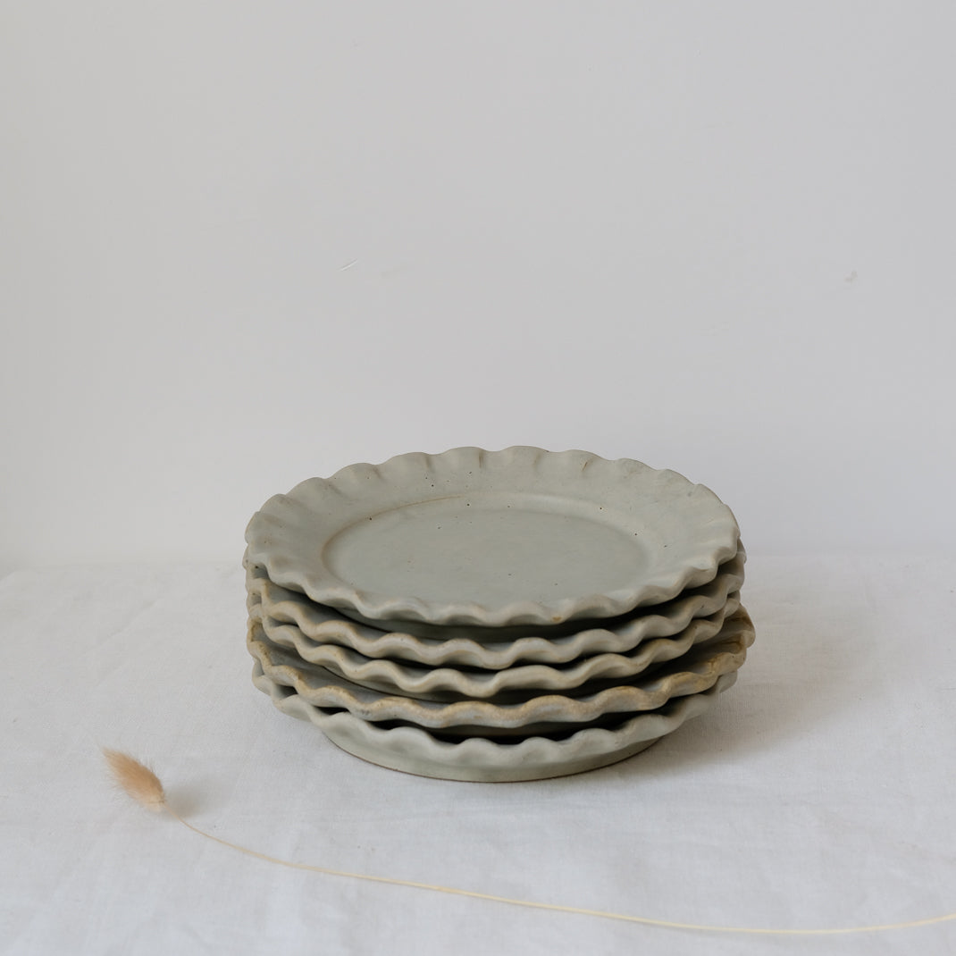 Les assiettes Vajilla Lola blanc cassé de Perla Valtierra chez Brutal Ceramics