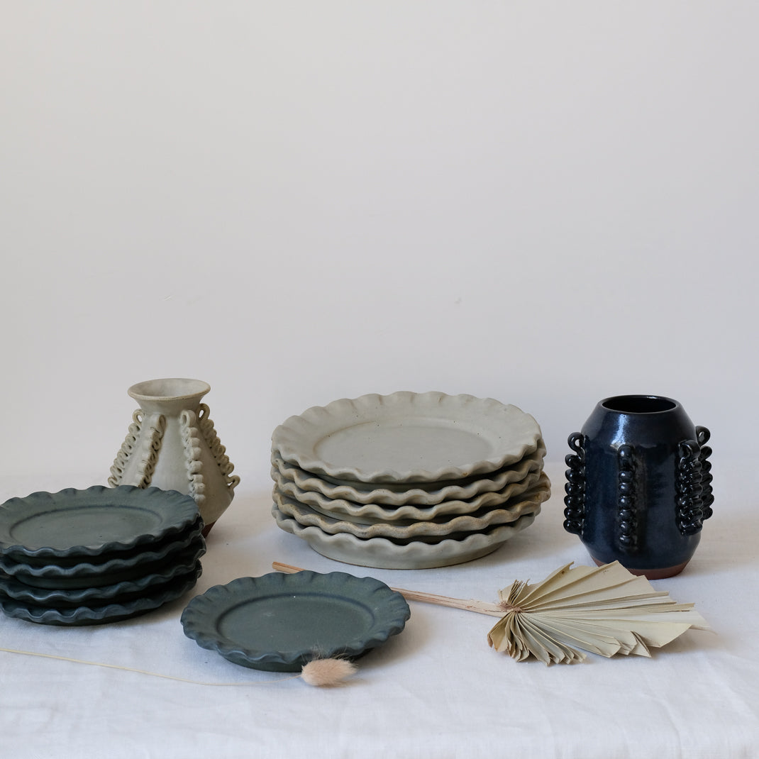 Vase Lola Mini Blanc Cassé par Perla Valtierra chez Brutal Ceramics