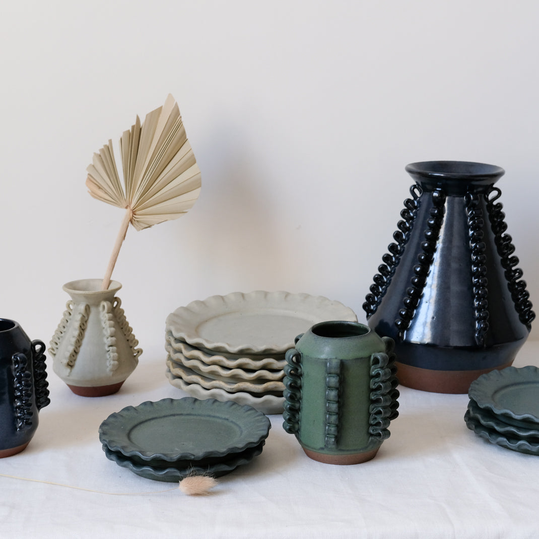 Vase Lola Mini vert par Perla Valtierra chez Brutal Ceramics