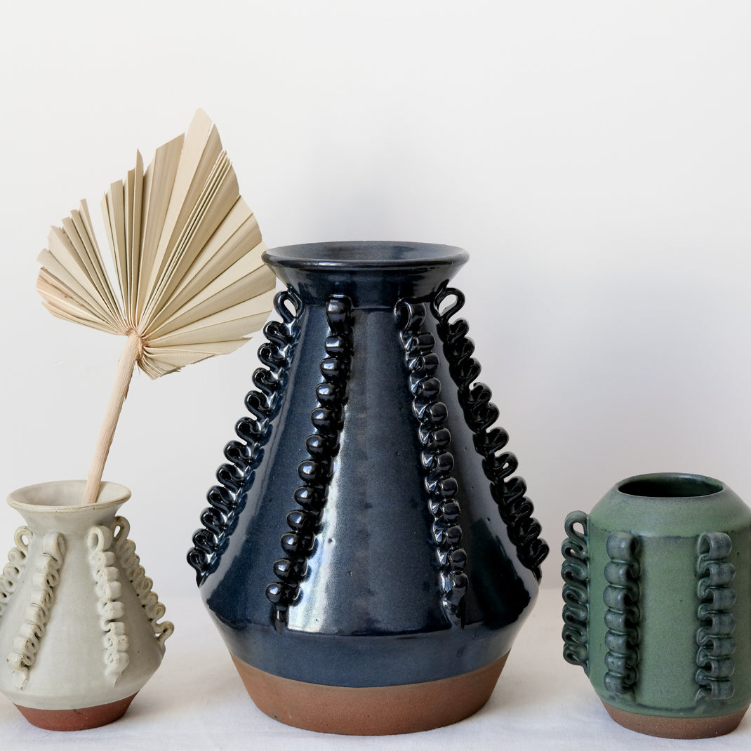 Vase Lola Moyen bleu par Perla Valtierra chez Brutal Ceramics