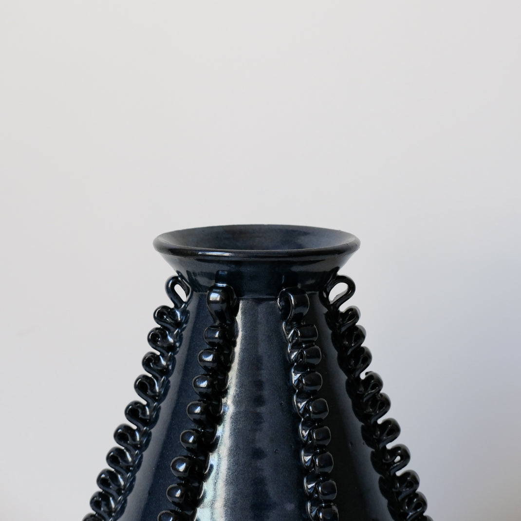Vase Lola Moyen bleu par Perla Valtierra chez Brutal Ceramics