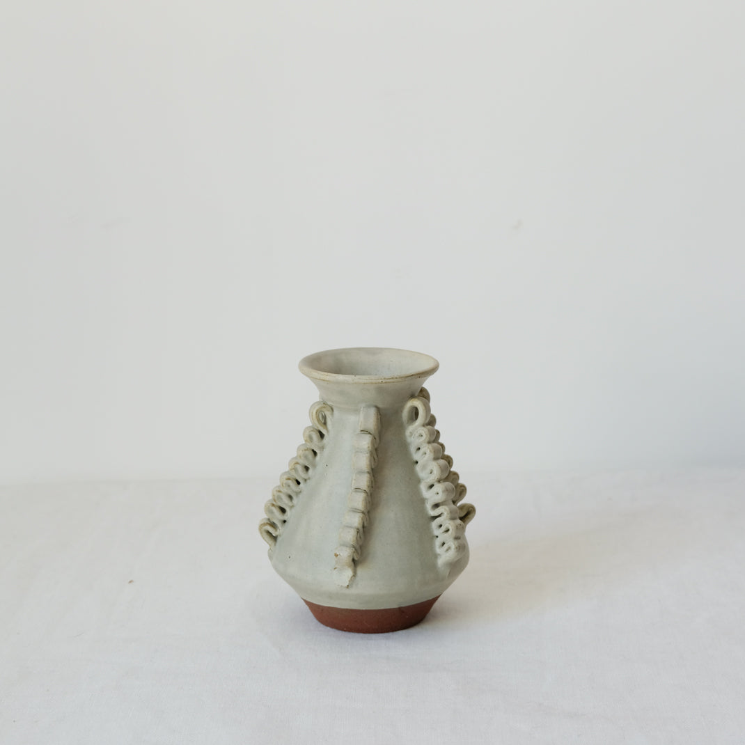 Vase Lola Mini Blanc Cassé par Perla Valtierra chez Brutal Ceramics