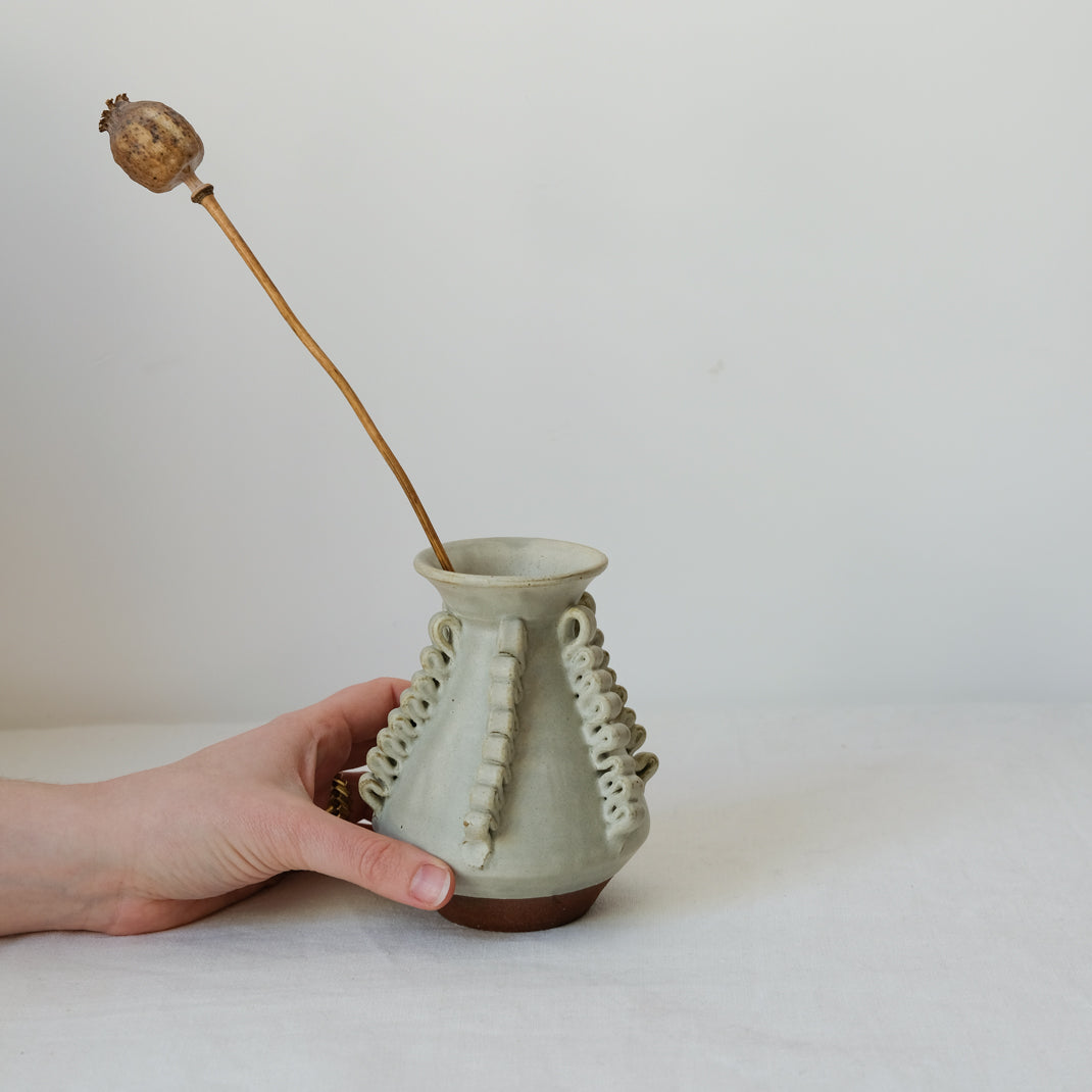 Vase Lola Mini Blanc Cassé par Perla Valtierra chez Brutal Ceramics