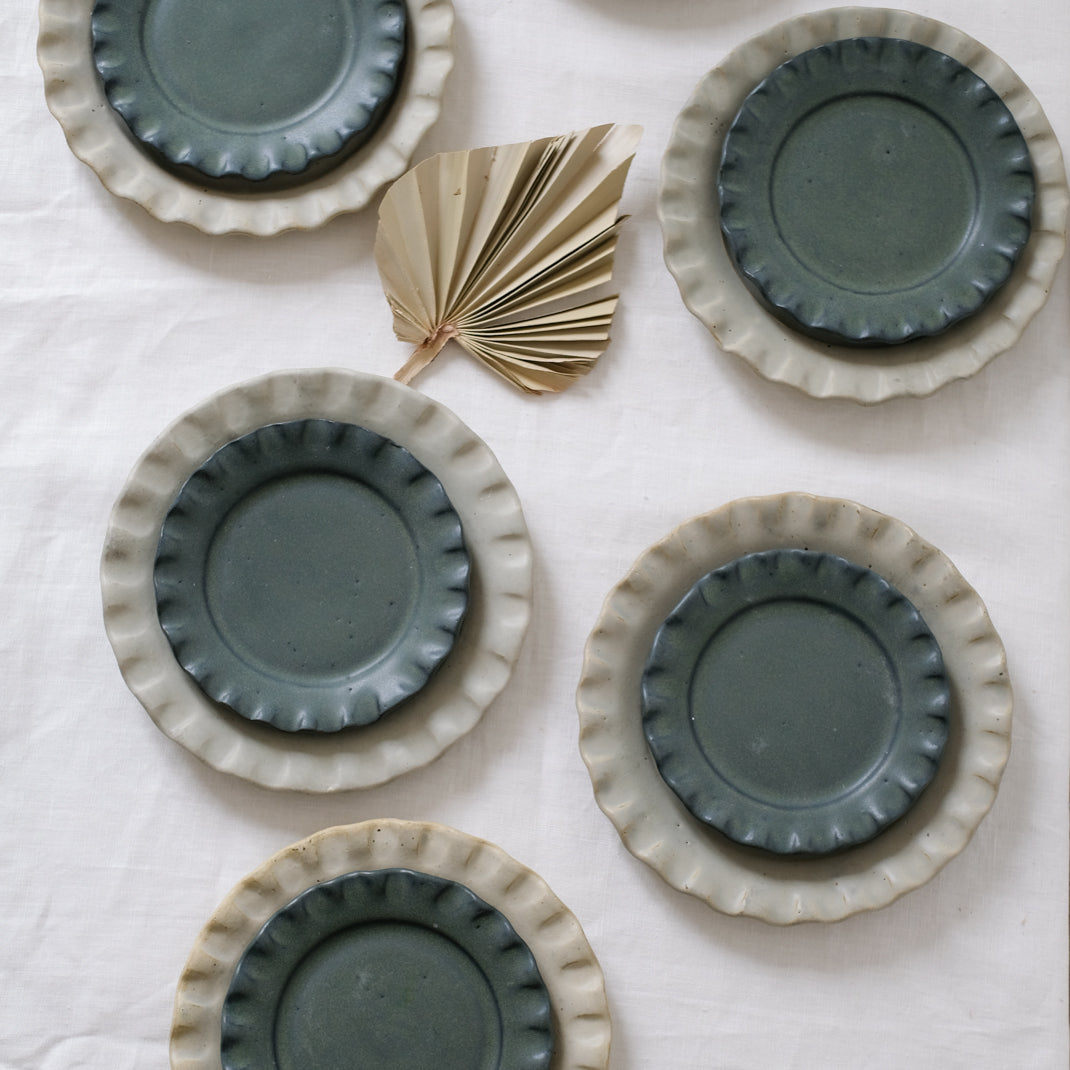 Les assiettes Vajilla Lola blanc cassé de Perla Valtierra chez Brutal Ceramics