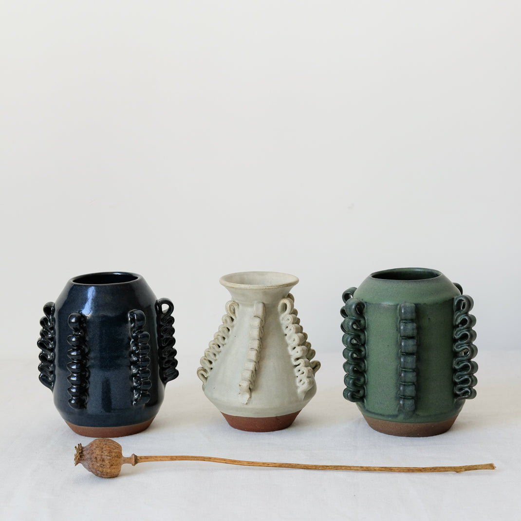 Vase Lola Mini vert par Perla Valtierra chez Brutal Ceramics