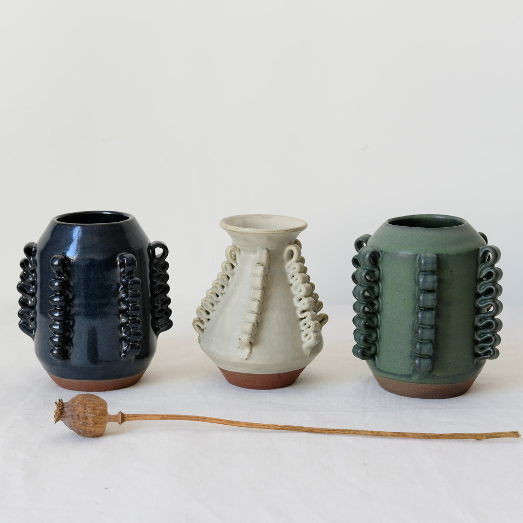 Vase Lola Mini Blanc Cassé par Perla Valtierra chez Brutal Ceramics