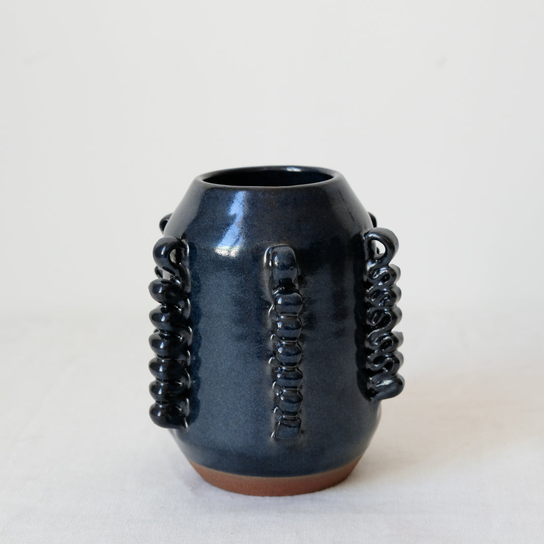 Vase Lola Mini vert par Perla Valtierra chez Brutal Ceramics