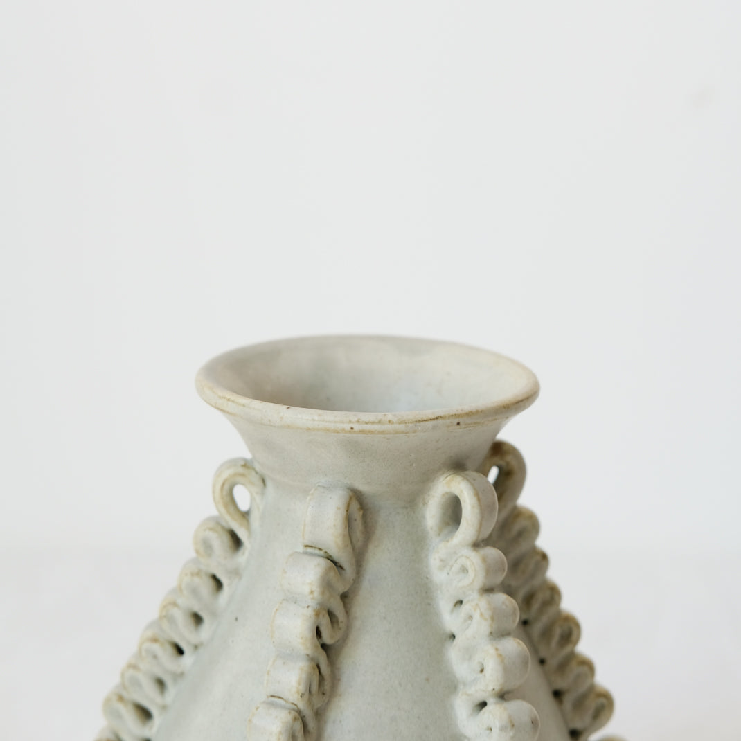 Vase Lola Mini Blanc Cassé par Perla Valtierra chez Brutal Ceramics