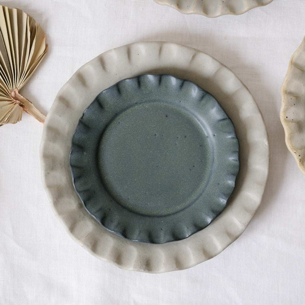 Les assiettes Lola vertes de Perla Valtierra Chez Brutal Ceramics