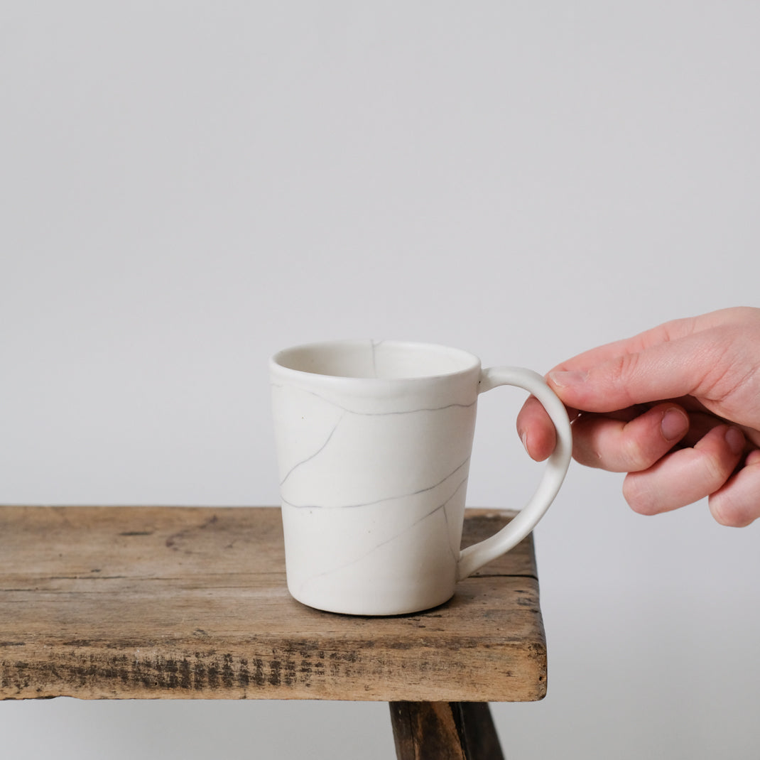 Tasse en porcelaine craquelée par le céramiste japonais Shin Ito chez Brutal Ceramics