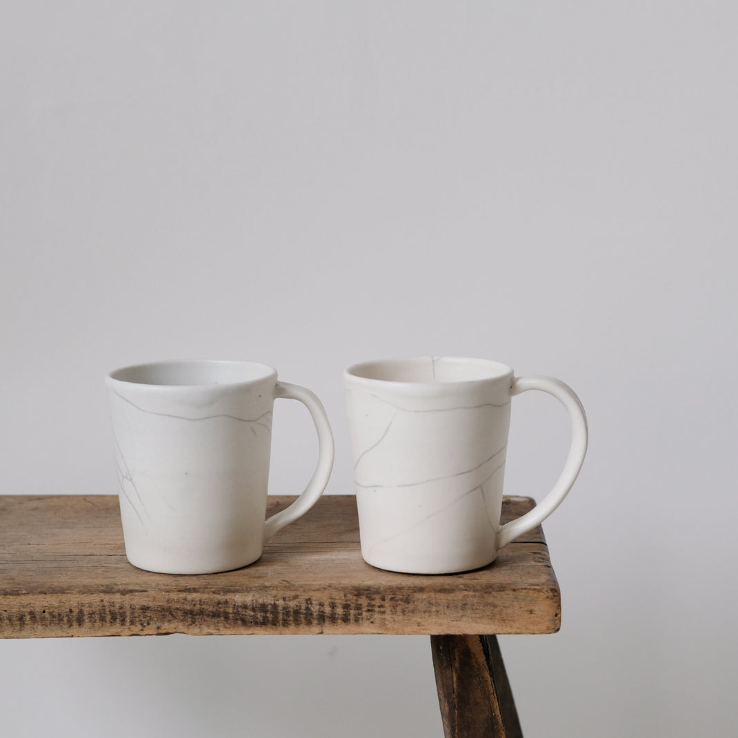 Tasse en porcelaine craquelée par le céramiste japonais Shin Ito chez Brutal Ceramics