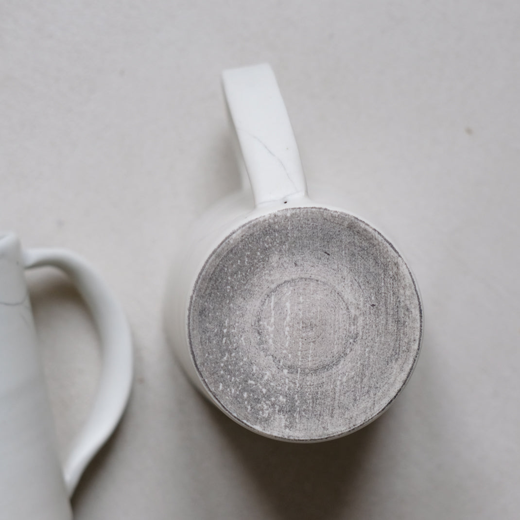 Tasse en porcelaine craquelée par le céramiste japonais Shin Ito chez Brutal Ceramics