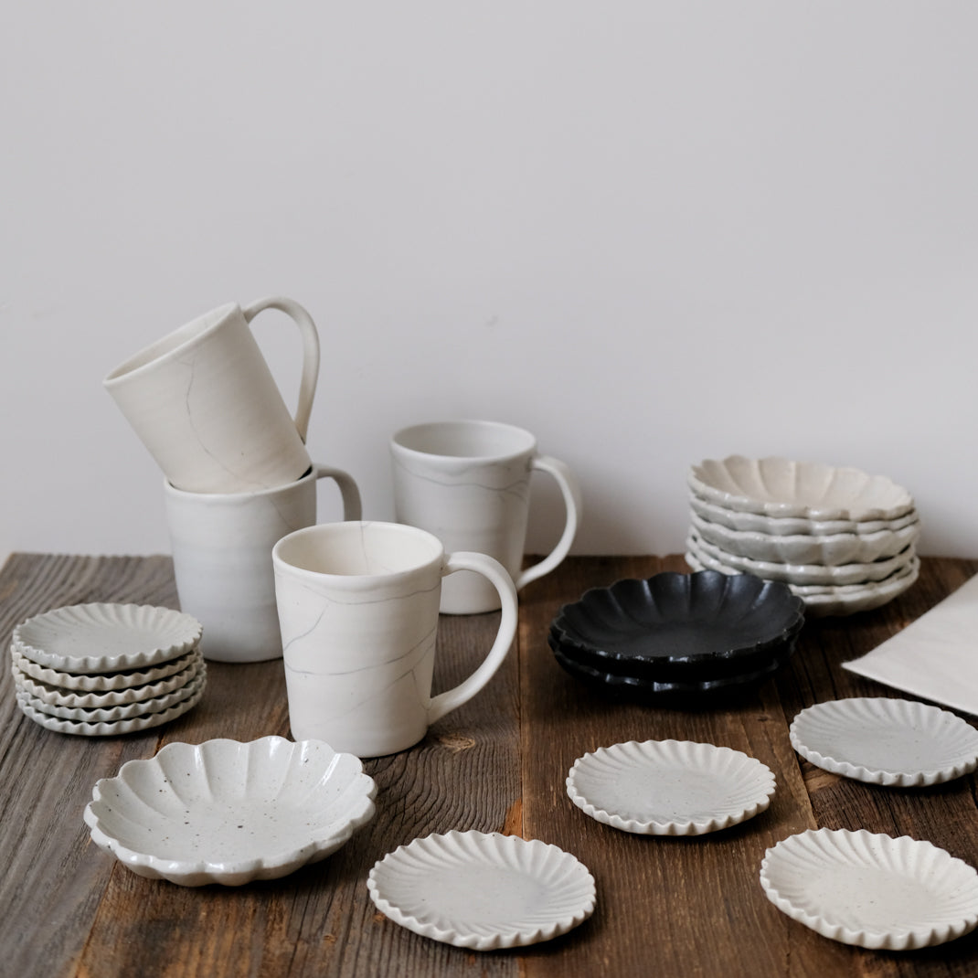 Assiette fleur grise claire du céramiste japonais Shin Ito chez Brutal Ceramics