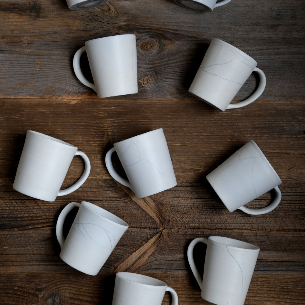 Tasse en porcelaine craquelée par le céramiste japonais Shin Ito chez Brutal Ceramics