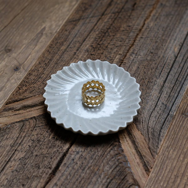 Assiette fleur grise claire du céramiste japonais Shin Ito chez Brutal Ceramics