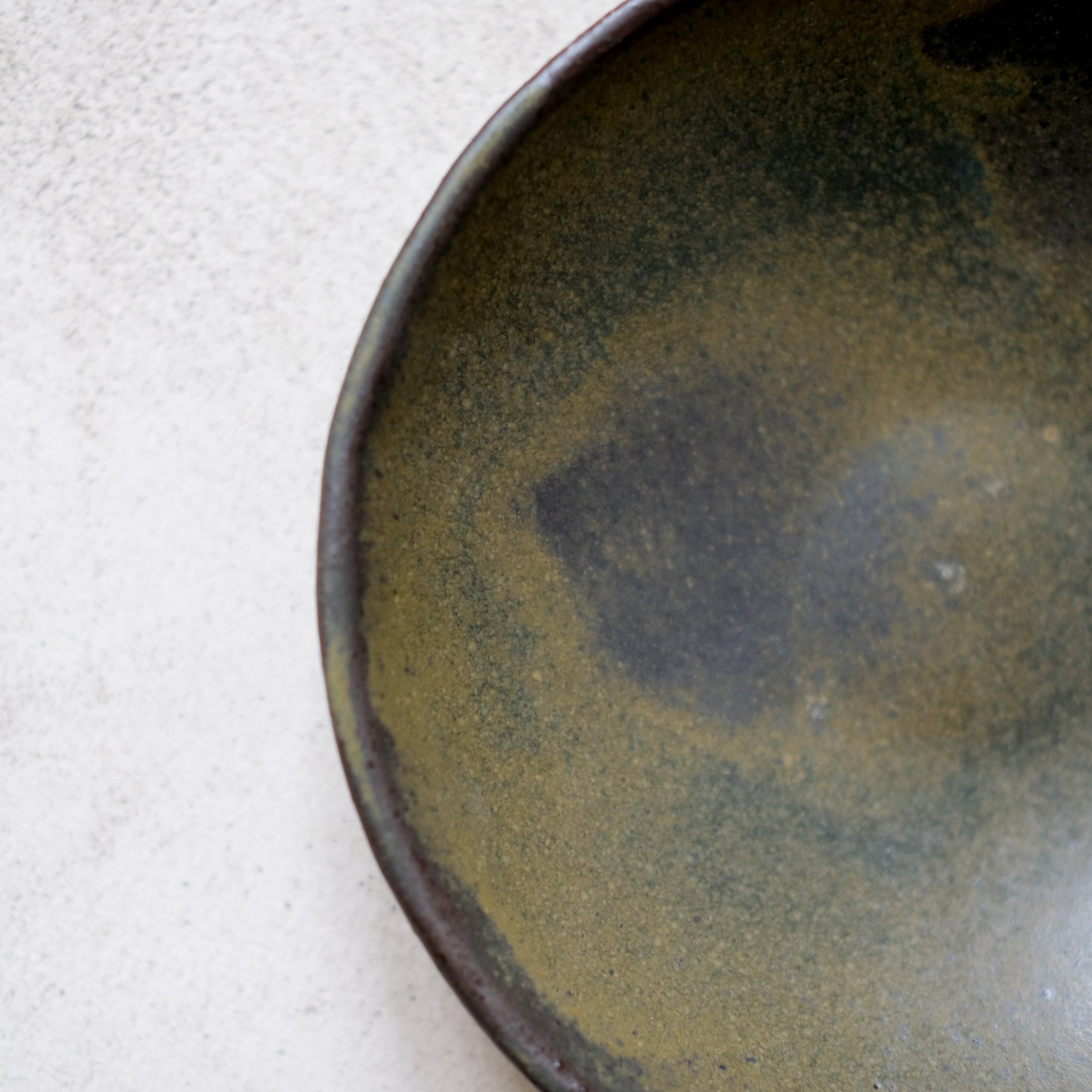 Assiette/coupelle en grès par Albane Trollé, kaki chez Brutal Ceramics