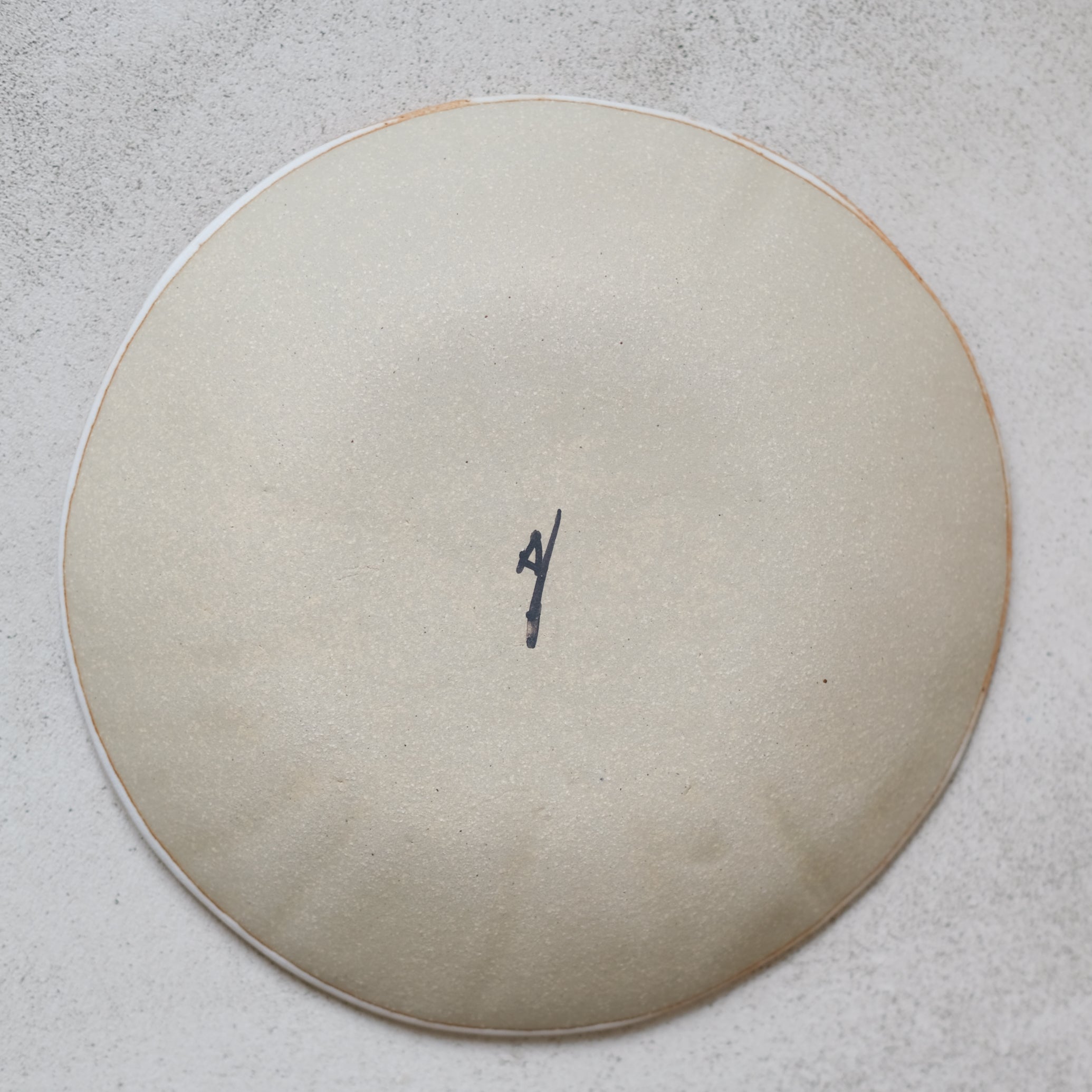 Assiette/coupelle en grès blanc par Albane Trollé chez Brutal Ceramics