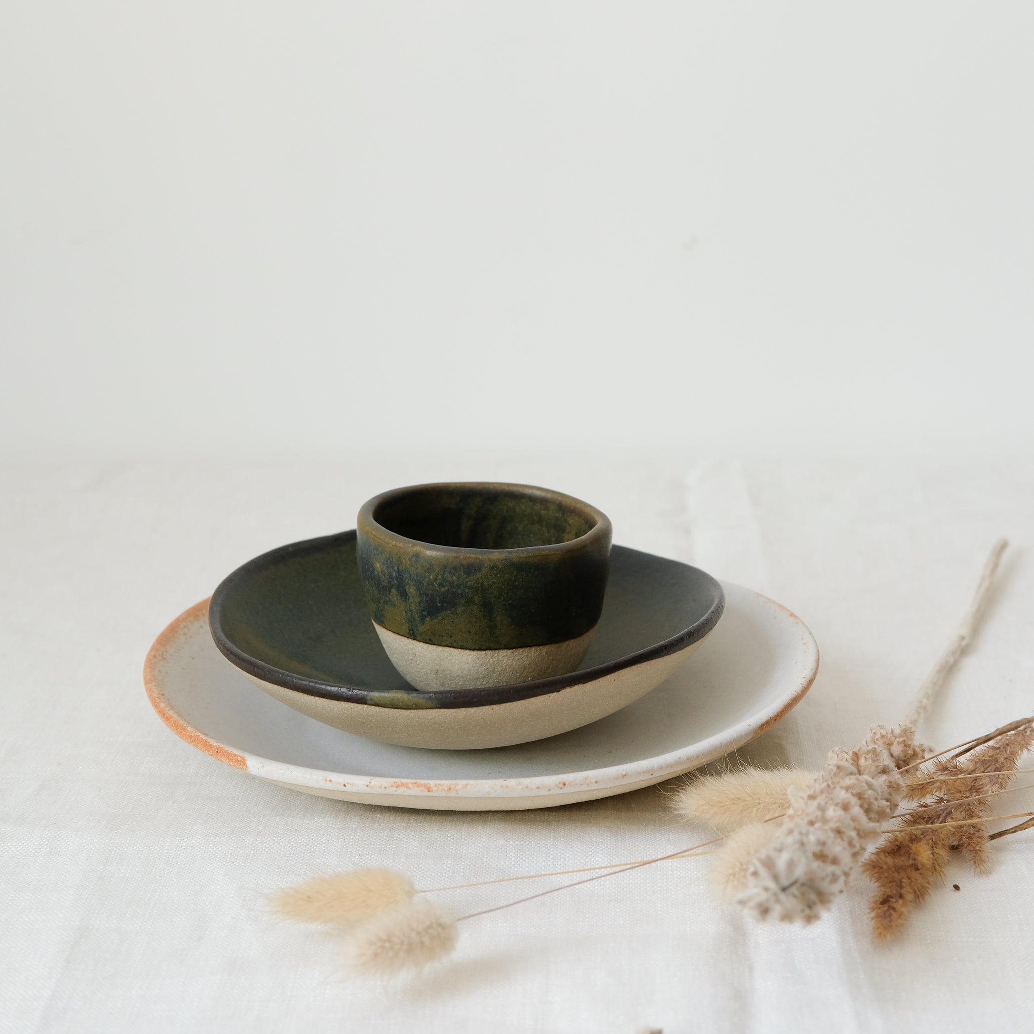 Tasse à café en grès par Albane Trollé, kaki chez Brutal Ceramics