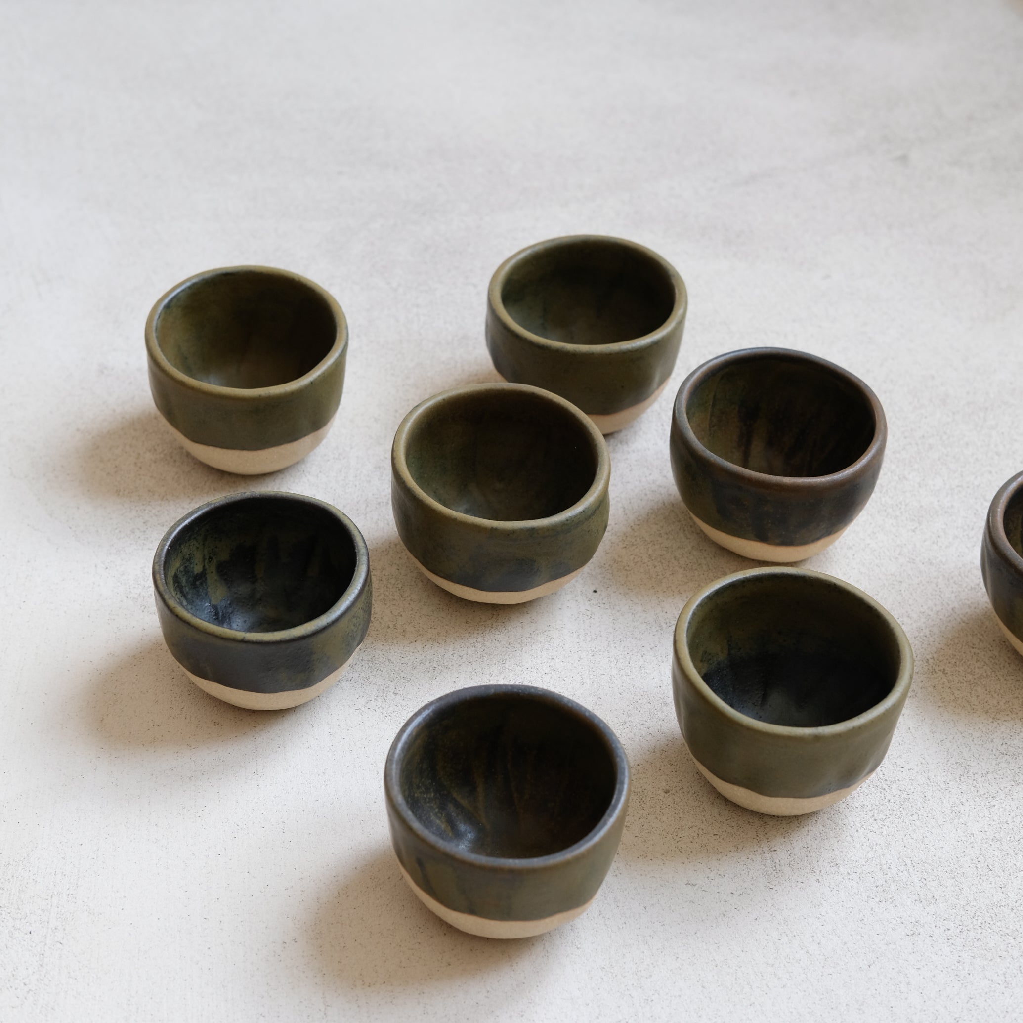 Tasse à café en grès par Albane Trollé, kaki chez Brutal Ceramics