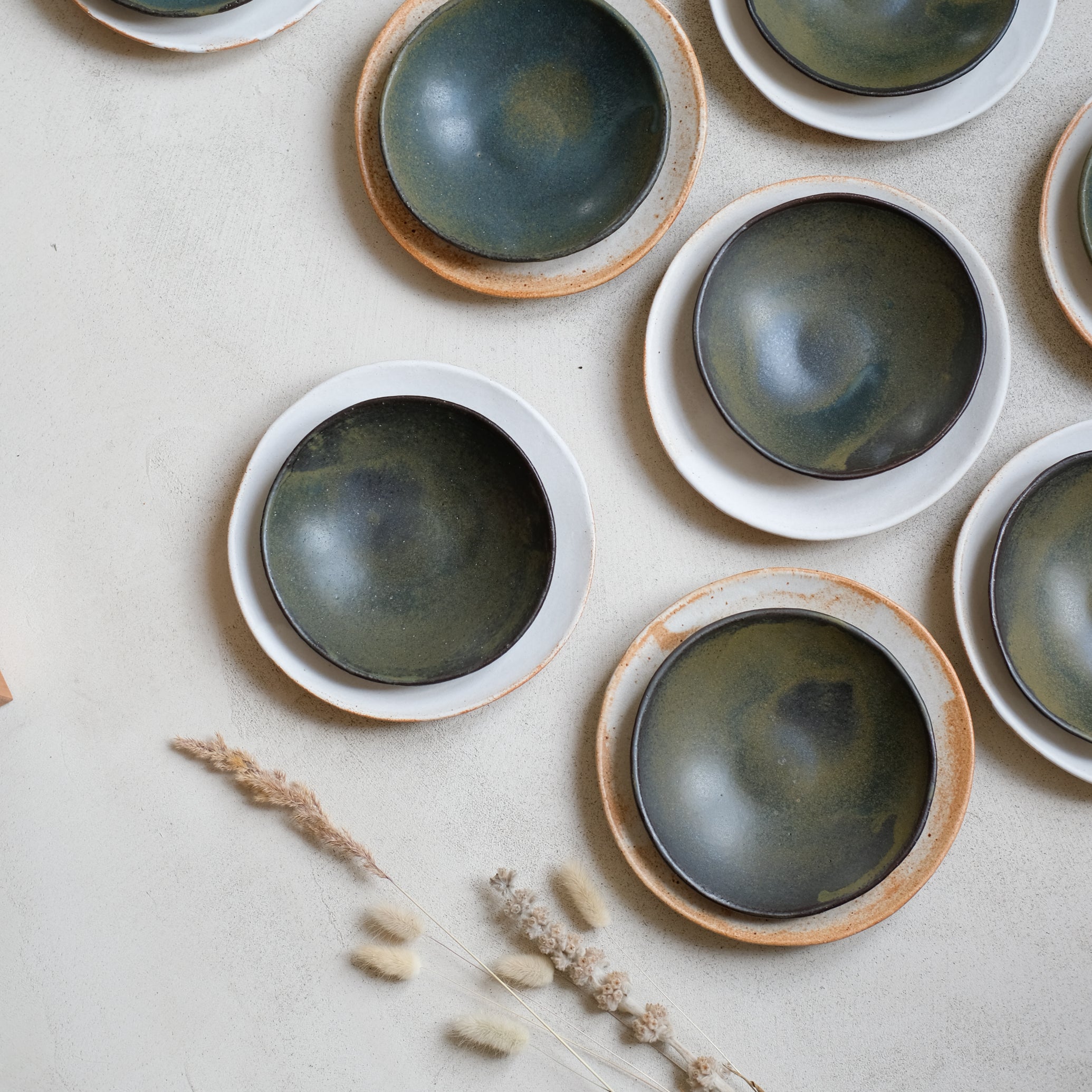 Assiette/coupelle en grès par Albane Trollé, kaki chez Brutal Ceramics