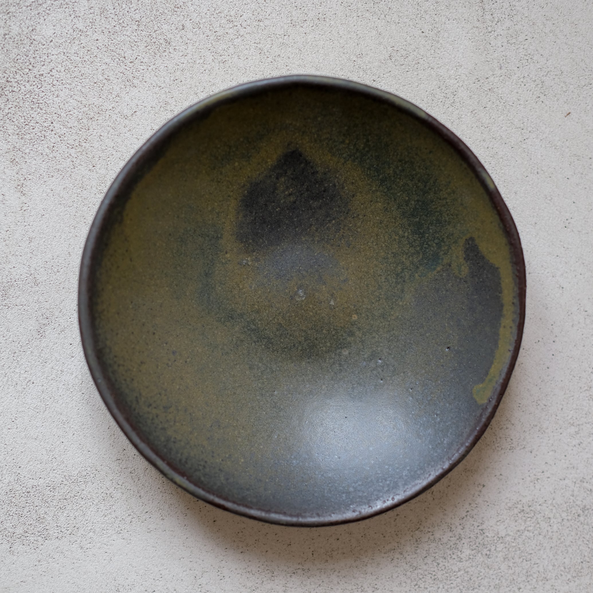 Assiette/coupelle en grès par Albane Trollé, kaki chez Brutal Ceramics