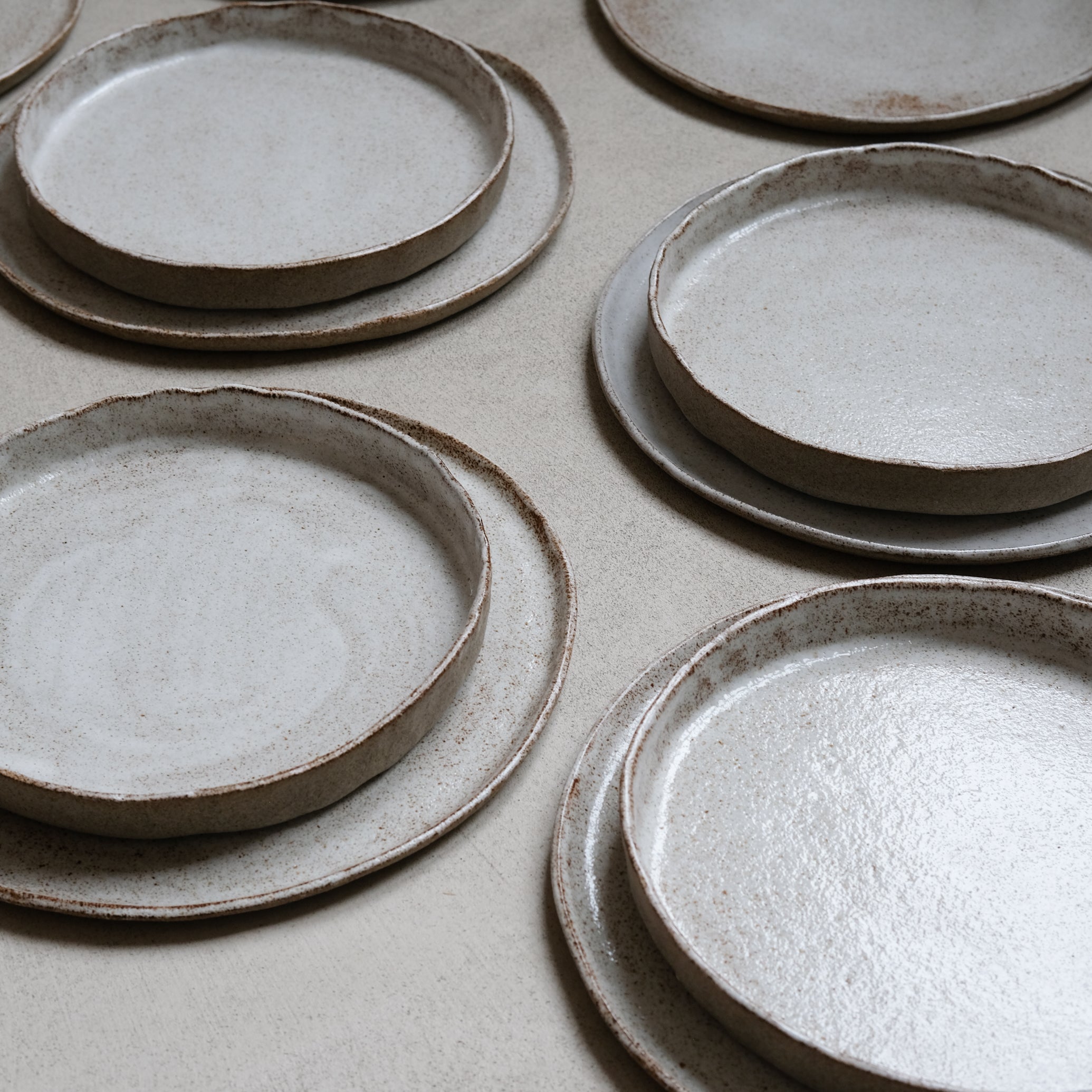 Assiette à bords droits d'Anne Marie Peters chez Brutal Ceramics