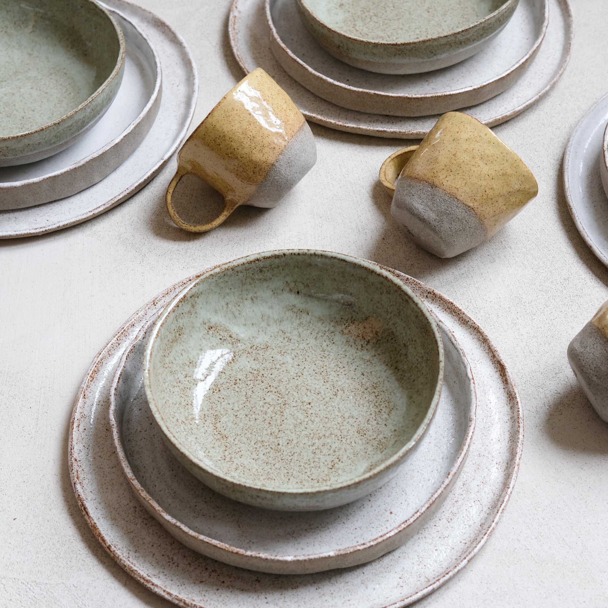 Assiette creuse vert sauge d'Anne Marie Peters chez Brutal