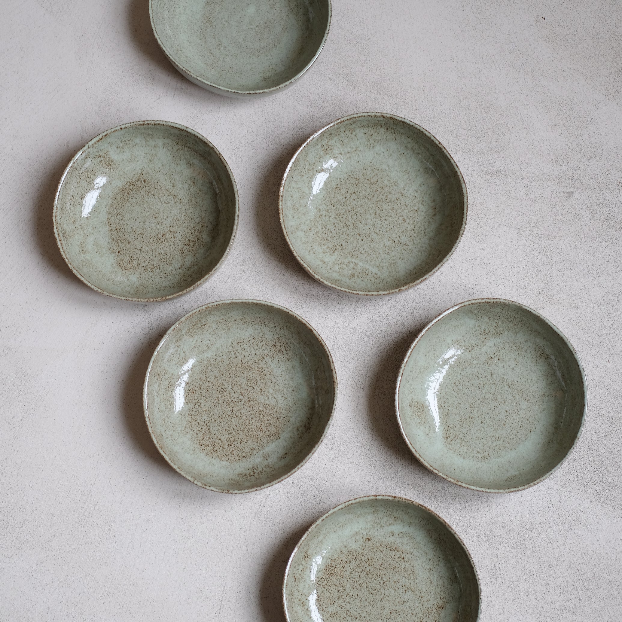 Assiette creuse vert sauge d'Anne Marie Peters chez Brutal