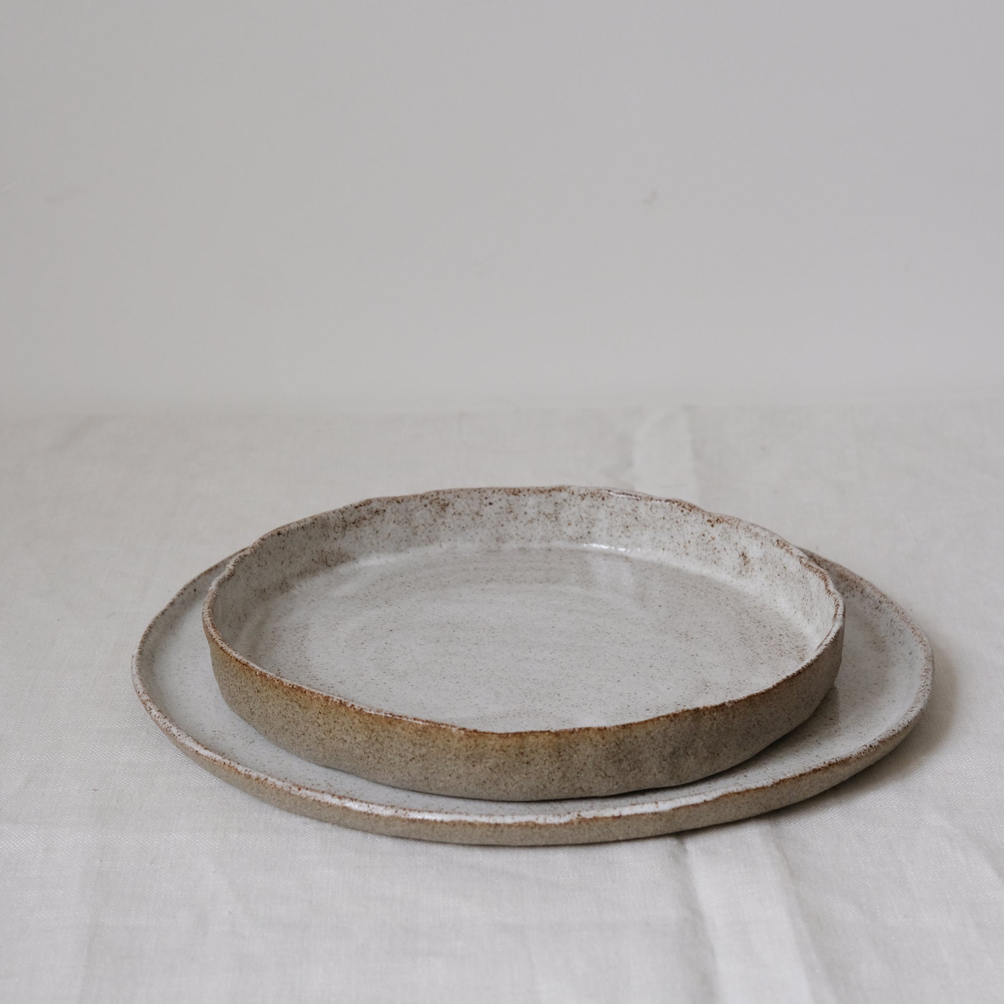 Assiette à bords droits d'Anne Marie Peters chez Brutal Ceramics