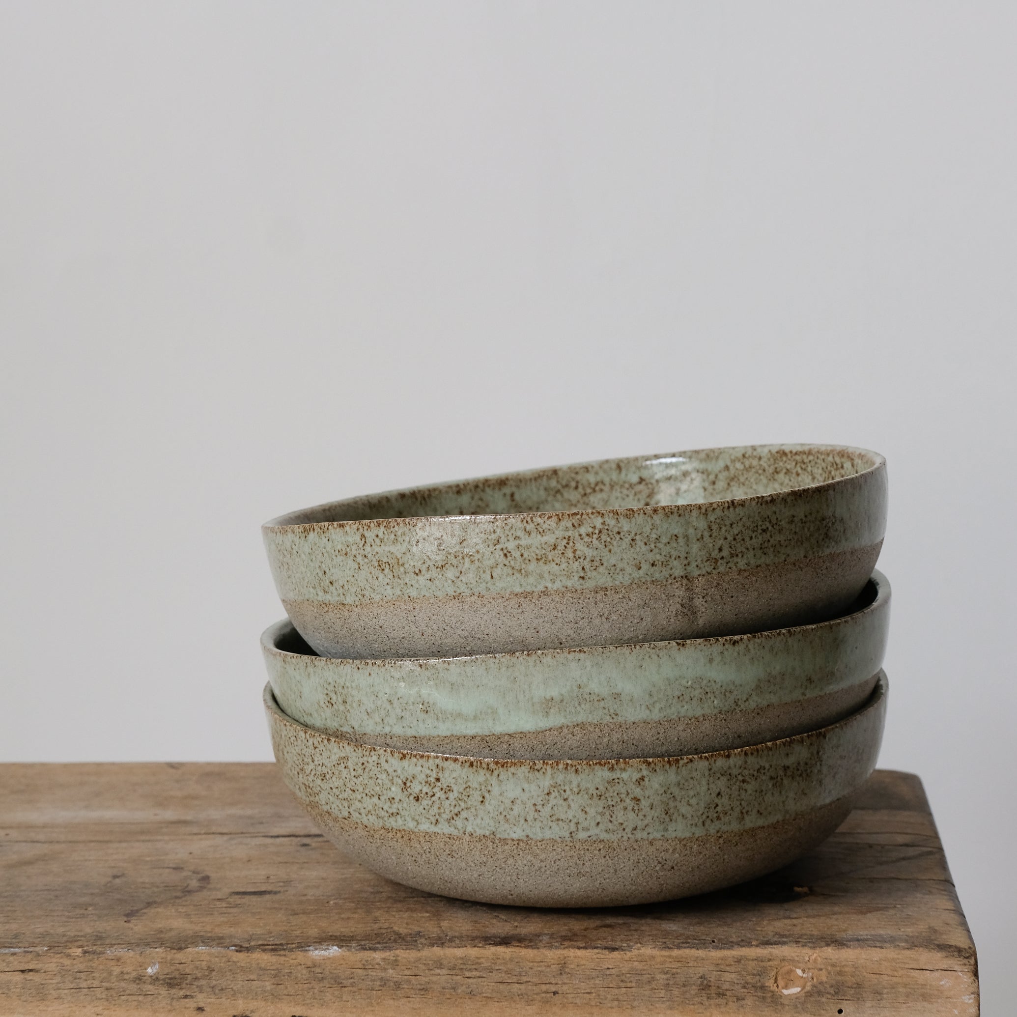 Assiette creuse vert sauge d'Anne Marie Peters chez Brutal