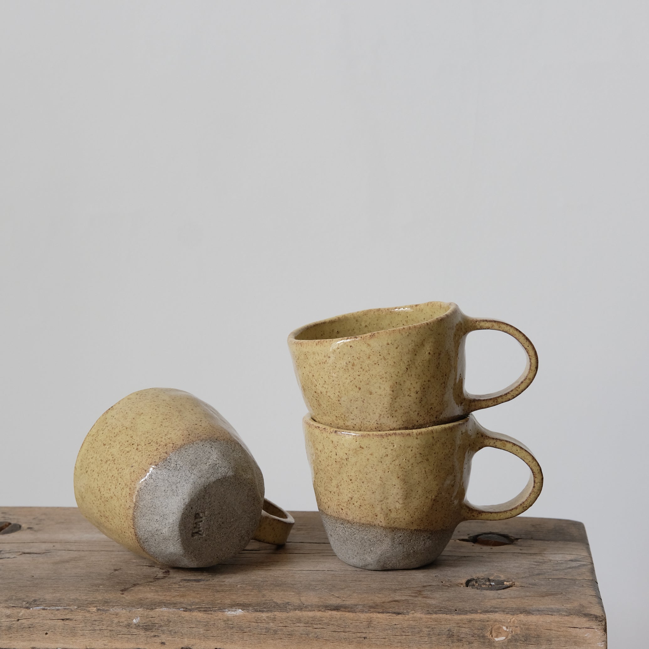 Tasse en grès Jaune ocre d'Anne Marie Peters chez Brutal Ceramics