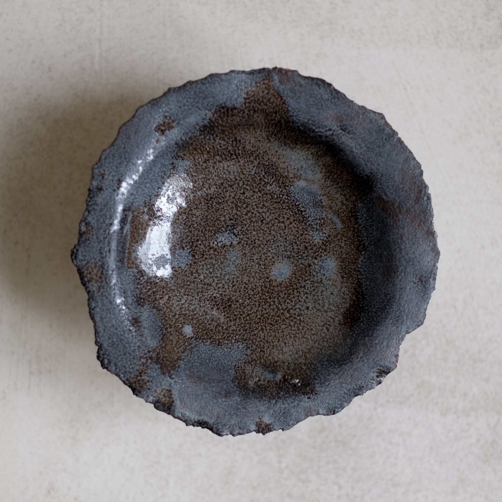 Coupe en grès, noire par Asterisque chez Brutal Ceramics