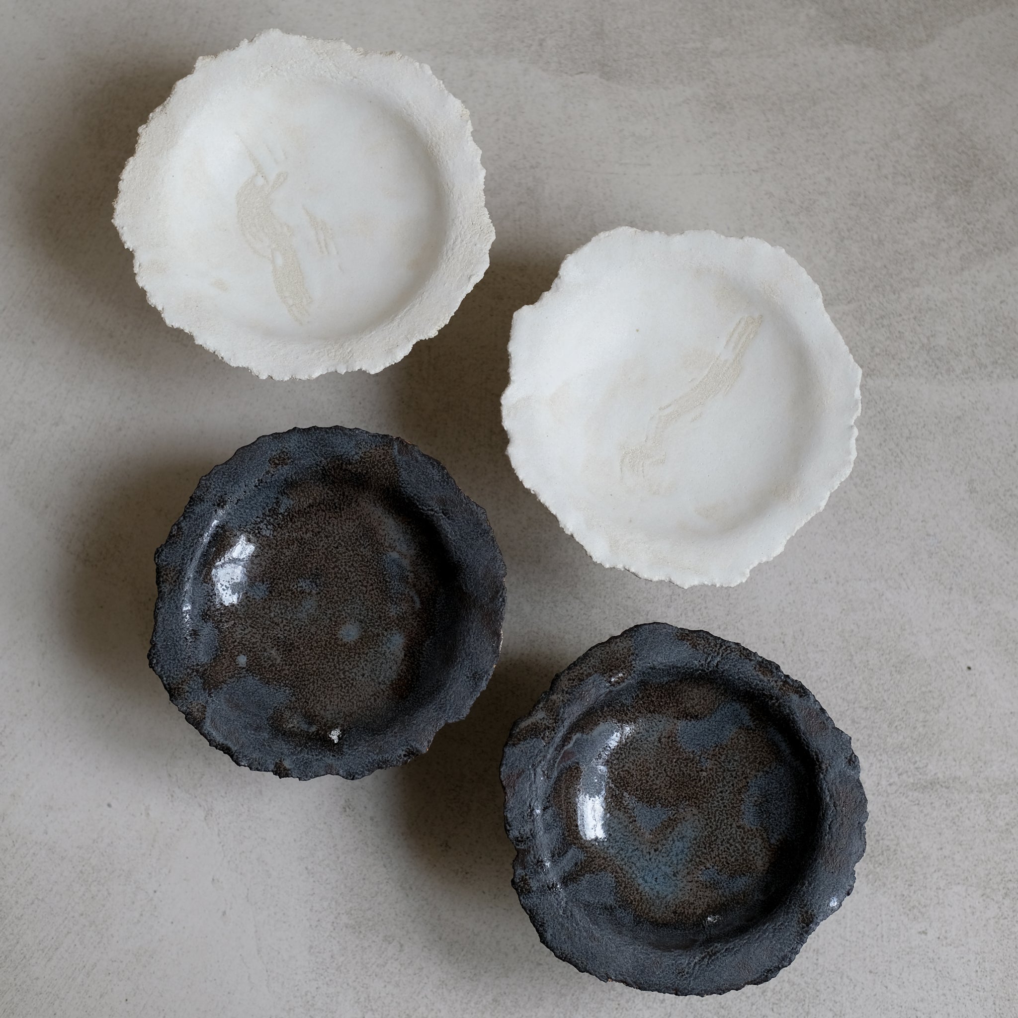Coupe en grès, noire par Asterisque chez Brutal Ceramics