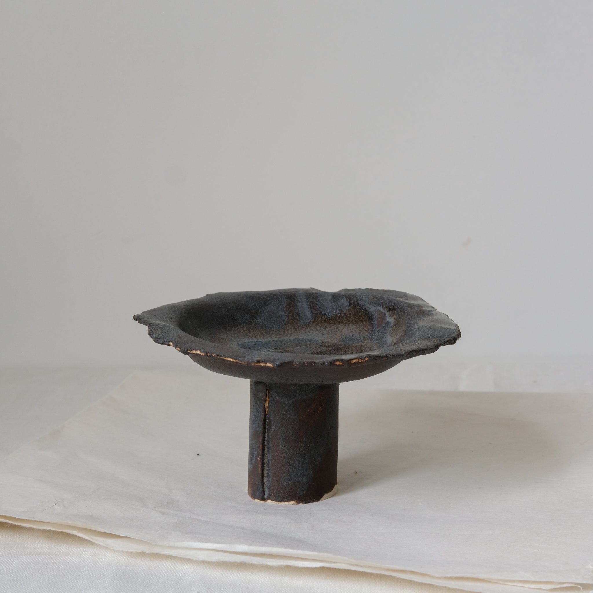 Coupe en grès, noire par Asterisque chez Brutal Ceramics