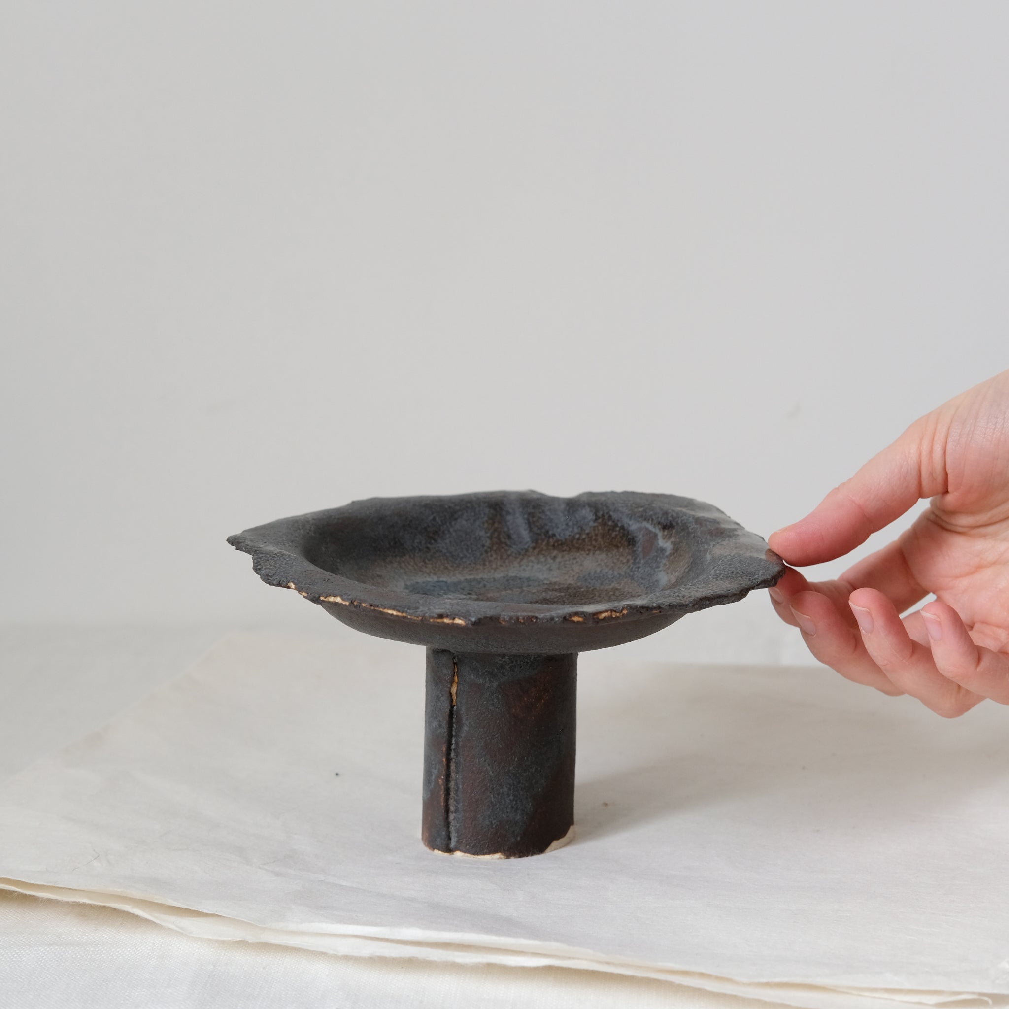 Coupe en grès, noire par Asterisque chez Brutal Ceramics