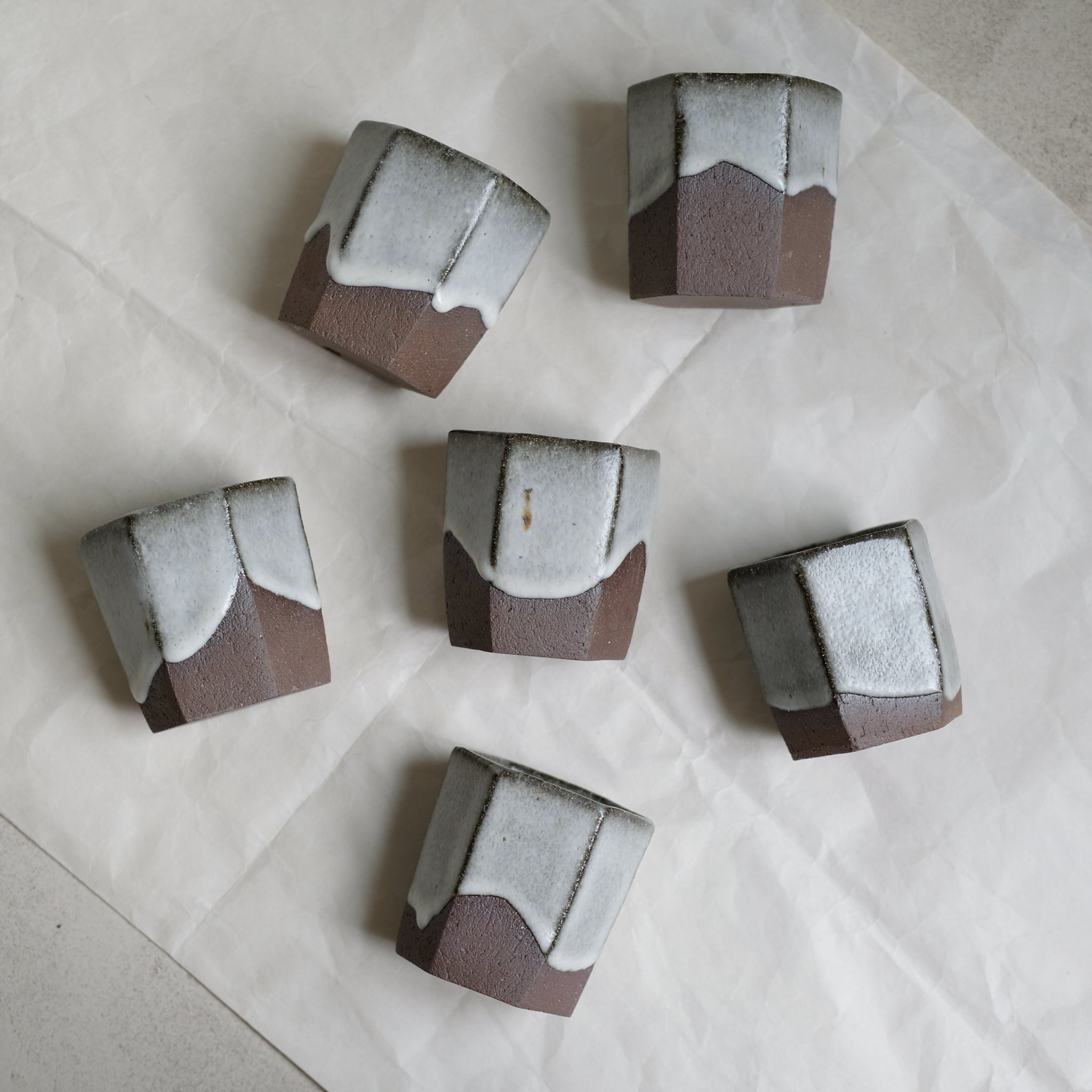 Tasse facettée par le céramiste Benoit Audureau chez Brutal Ceramics