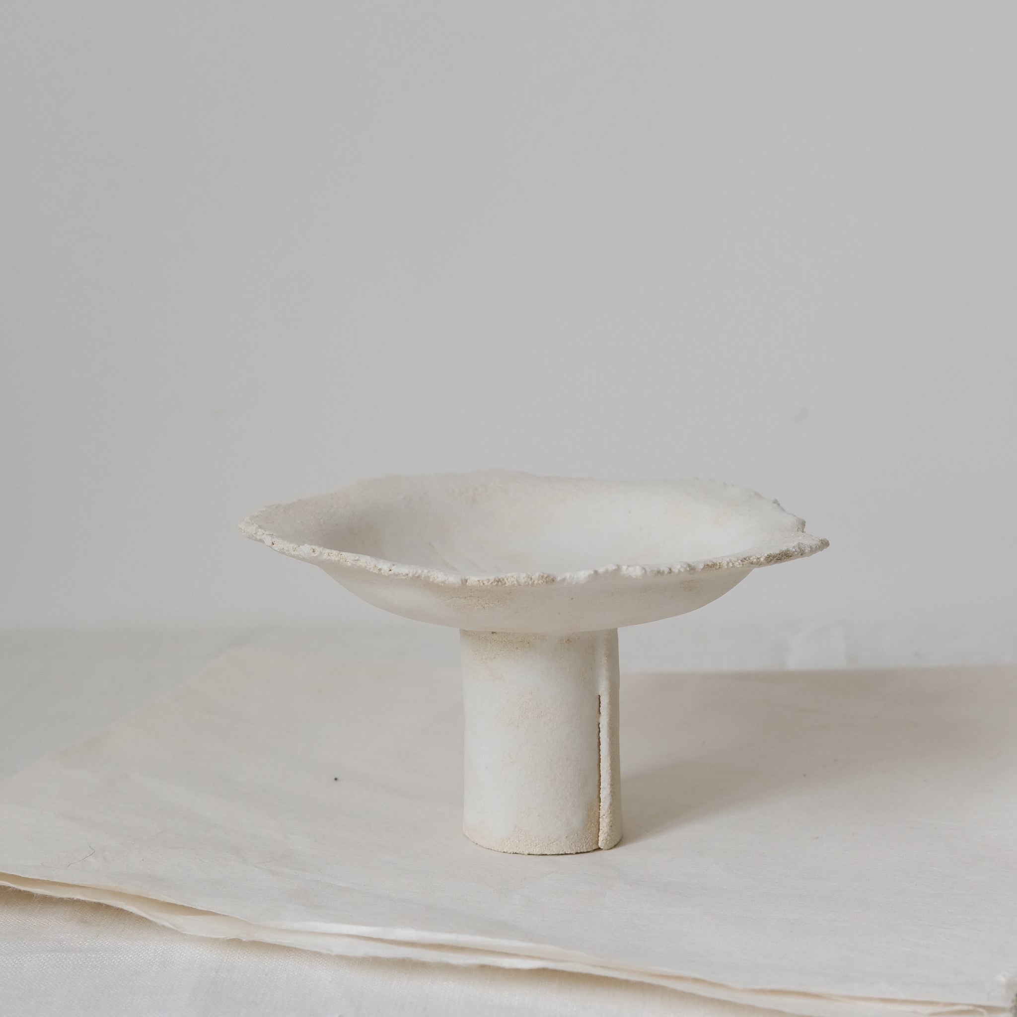 Coupe en grès blanc par Asterisque chez Brutal Ceramics