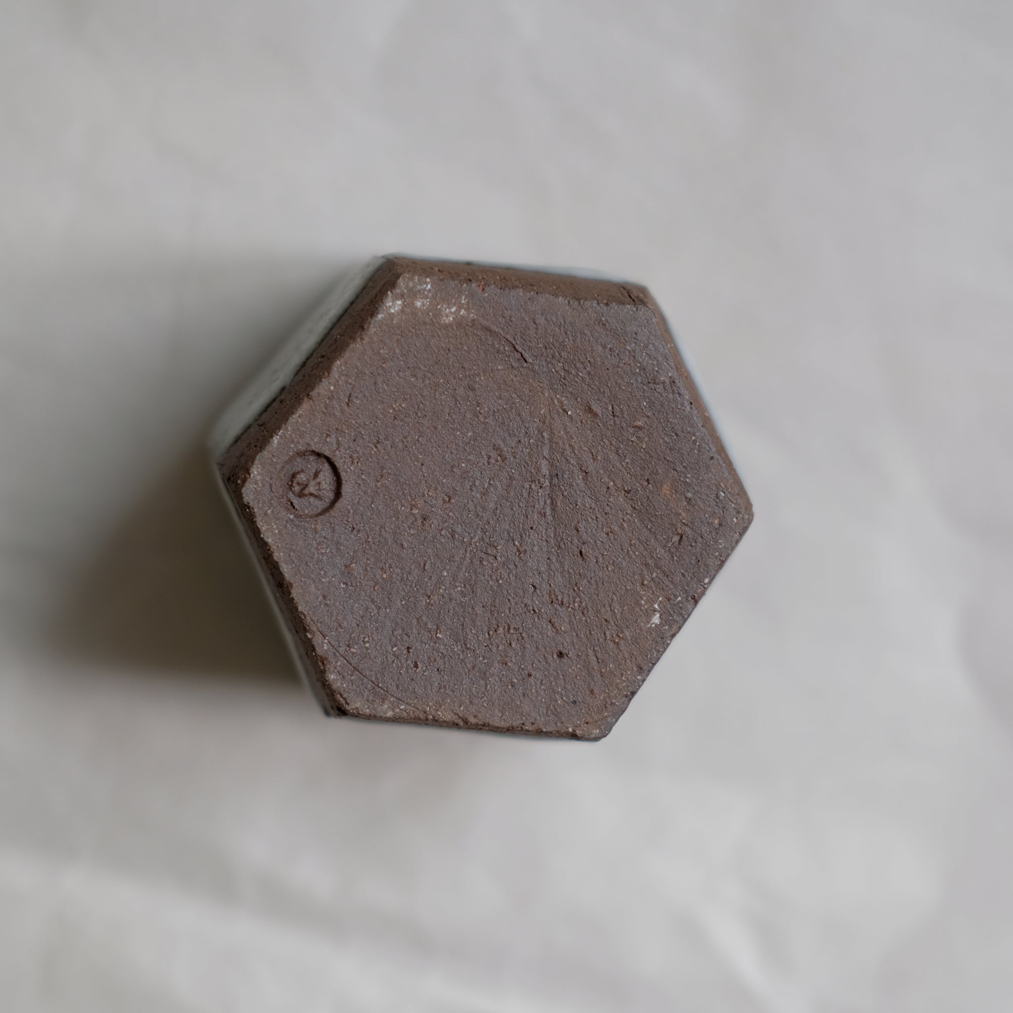 Tasse facettée par le céramiste Benoit Audureau chez Brutal Ceramics