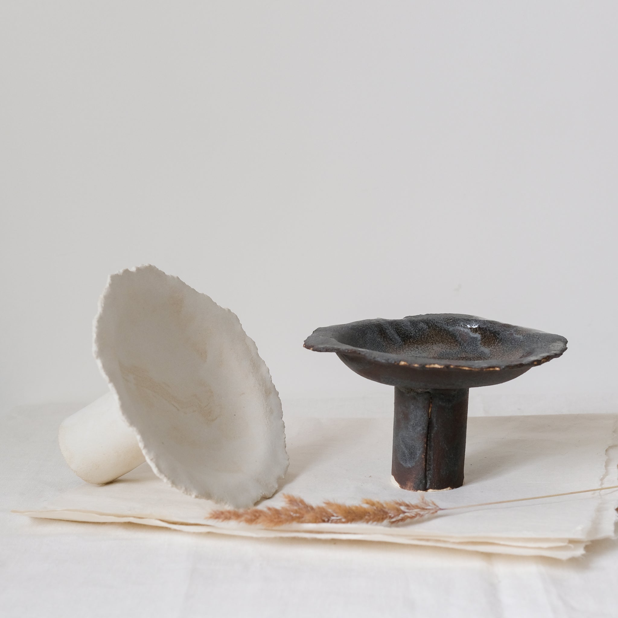 Coupe en grès blanc par Asterisque chez Brutal Ceramics