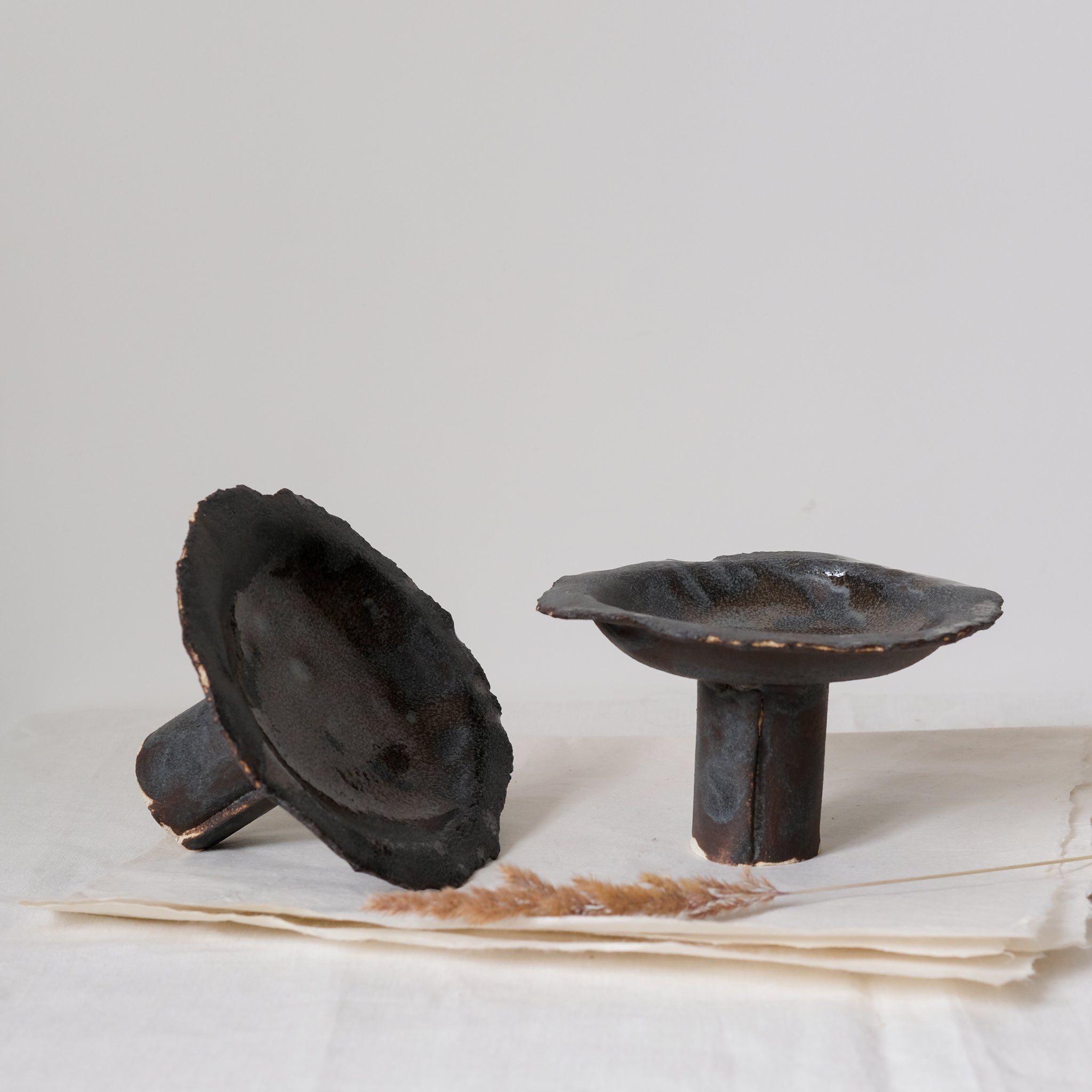 Coupe en grès, noire par Asterisque chez Brutal Ceramics