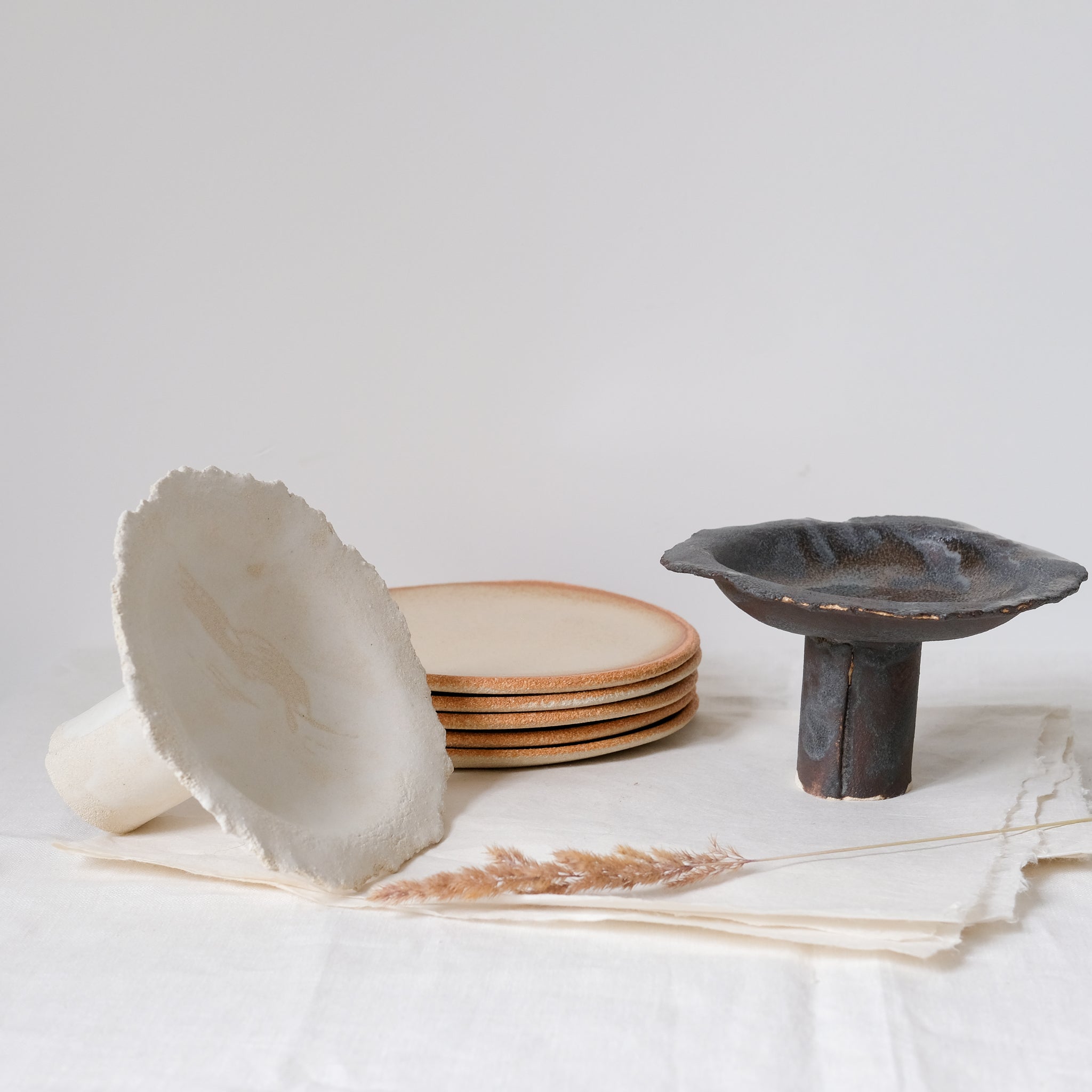Assiette "Dai" en grès blanc marron clair par Asterisque chez Brutal Ceramics