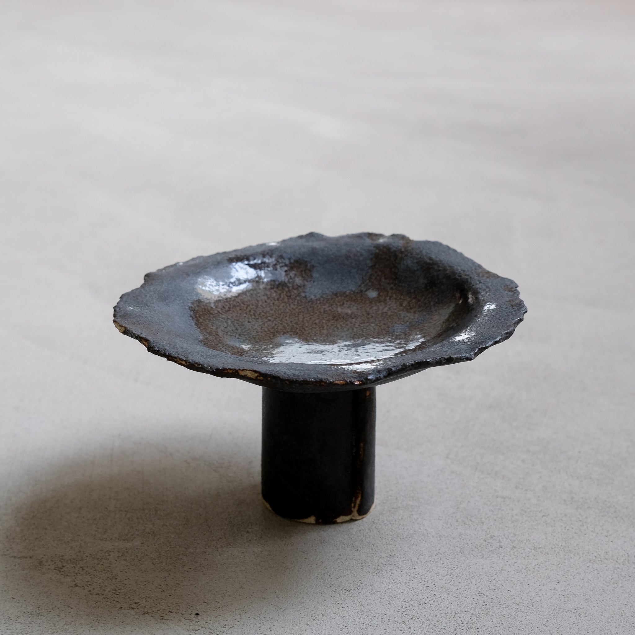 Coupe en grès, noire par Asterisque chez Brutal Ceramics
