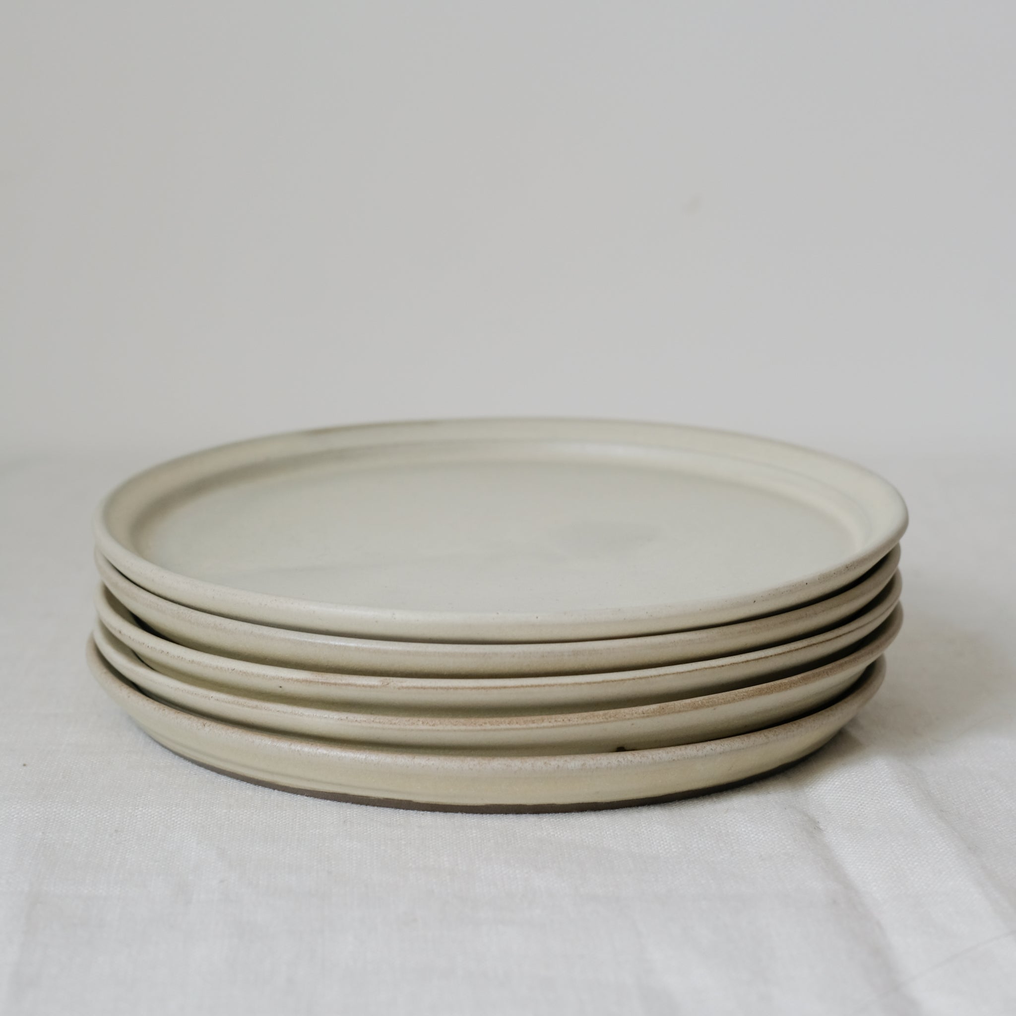 Assiette Blanc cassé d'Atelier Epiney chez Brutal Ceramics