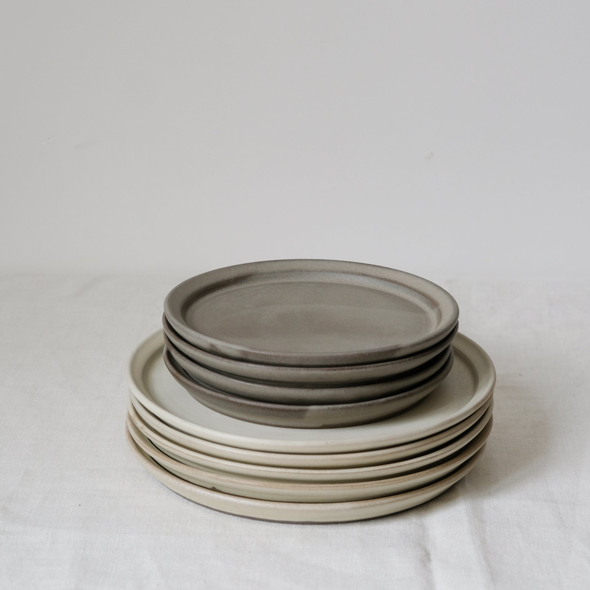 Assiette ardoise d'Atelier Epiney chez Brutal Ceramics