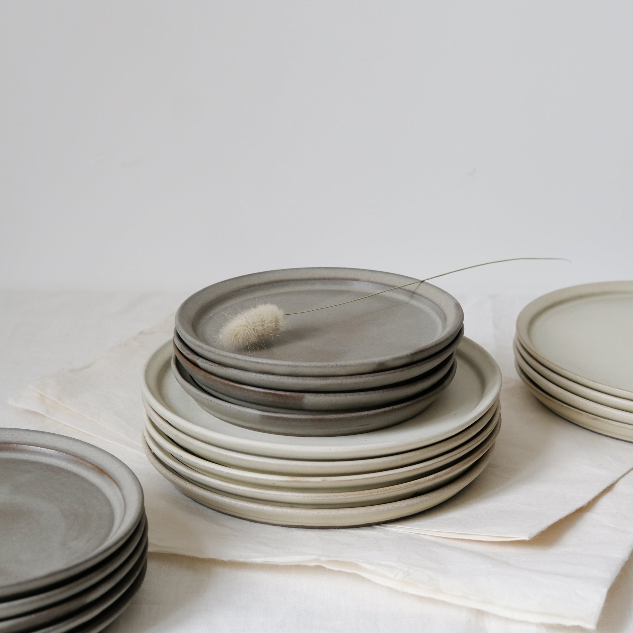 Assiette Blanc cassé d'Atelier Epiney chez Brutal Ceramics