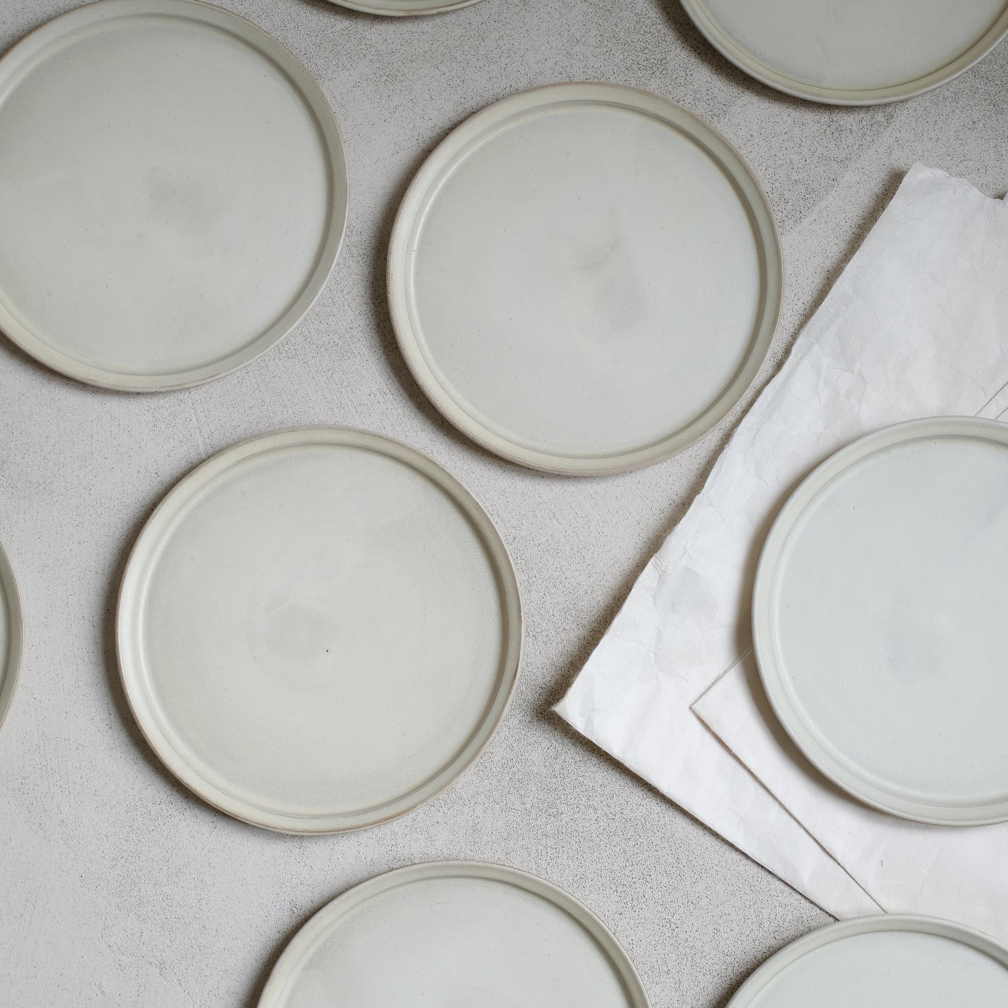 Assiette Blanc cassé d'Atelier Epiney chez Brutal Ceramics