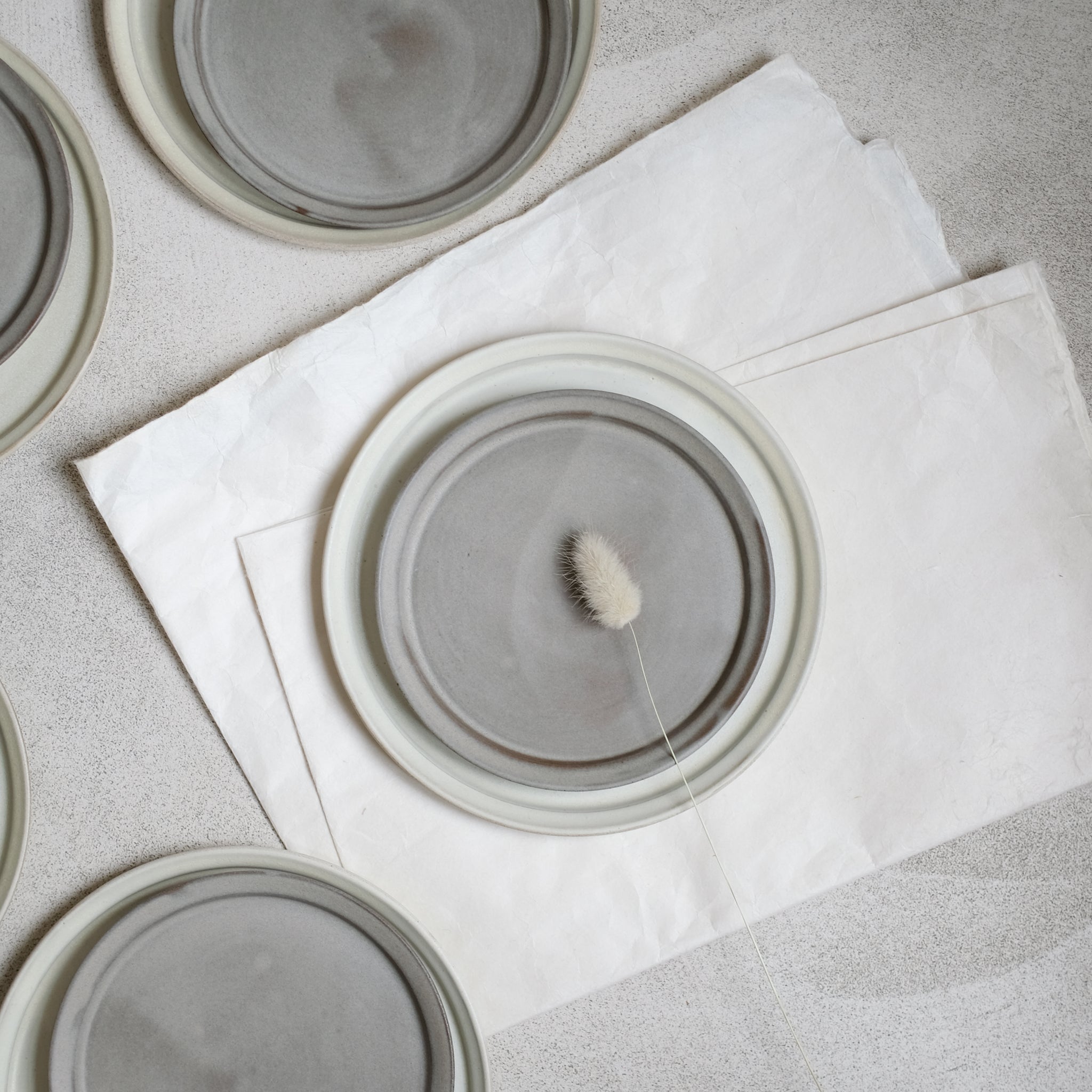 Assiette ardoise d'Atelier Epiney chez Brutal Ceramics
