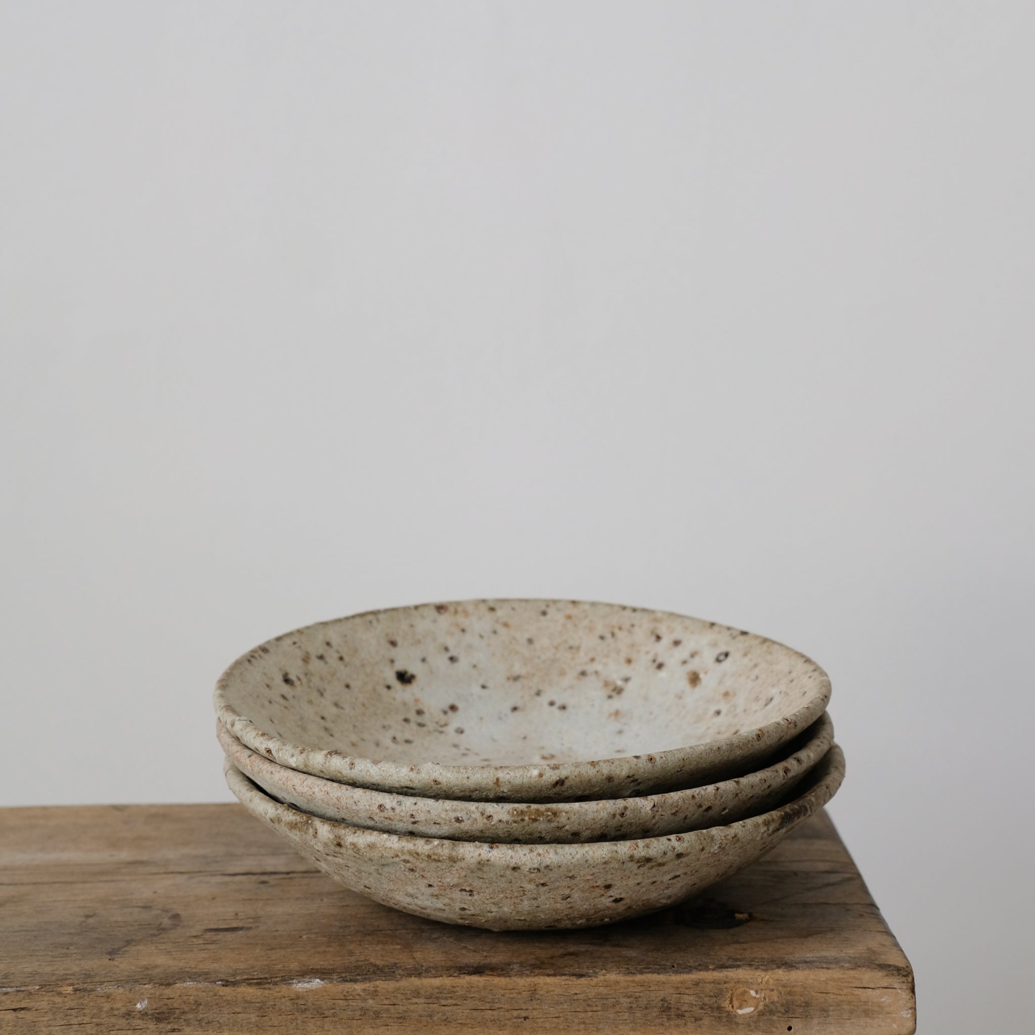 Assiette creuse beige par le céramiste Benoit Audureau chez Brutal